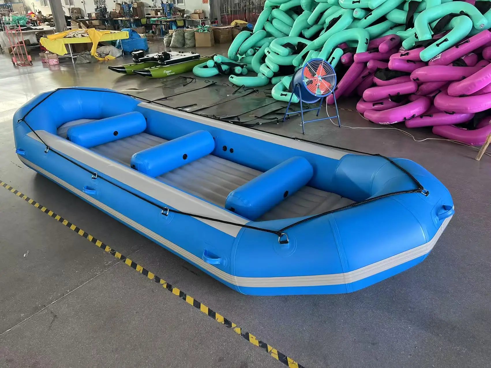 Barca gonfiabile per zattera da fiume con fondo in PVC da 1,2 mm migliorata in acqua bianca Gommone di salvataggio stabile e leggero per il surf e la pesca in vendita