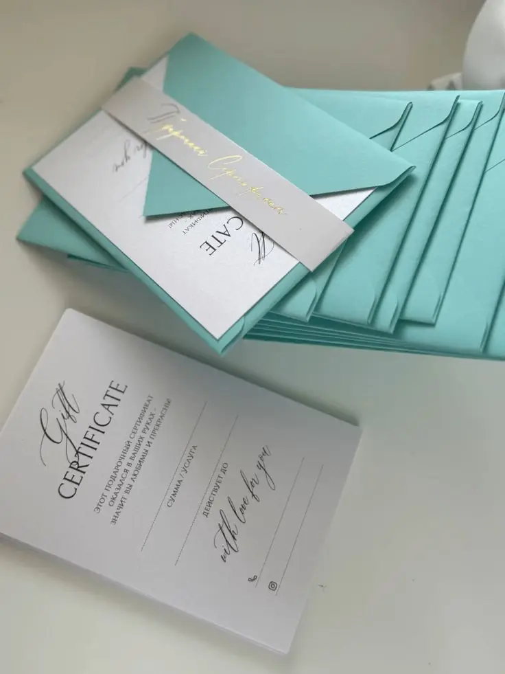 Cartões de presente elegantes personalizados com envelope, certificado de presente dourado ou prateado para salão de beleza, estúdio de maquiagem permanente, cosmetologista