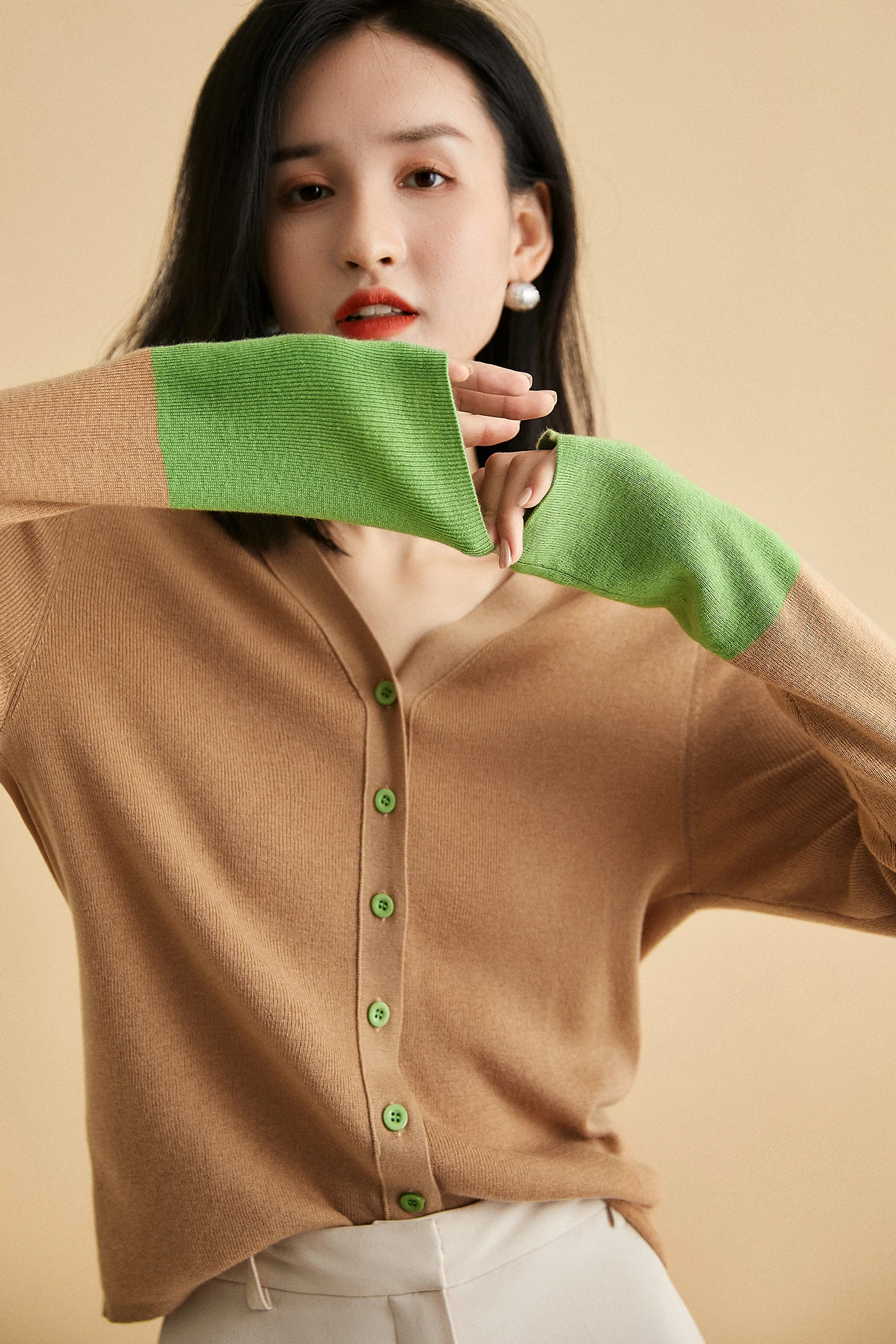 2024 Autumn New Temperament Elegant Casual Simple Generous Contrast Color Containing Wool V-neck Knitted Cardigan Women