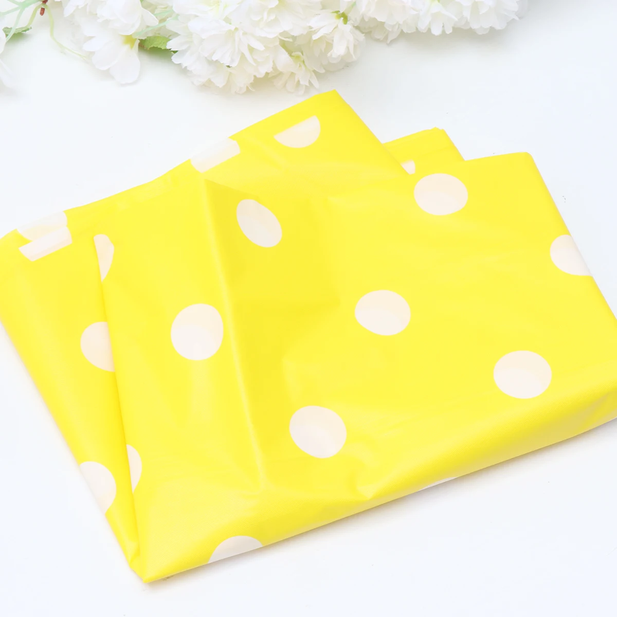 

Dot Disposable Tablecloth Yellow White Party Picnic Easy Pack Plastic Cover Stain Resistant Banquet Wedding Decor