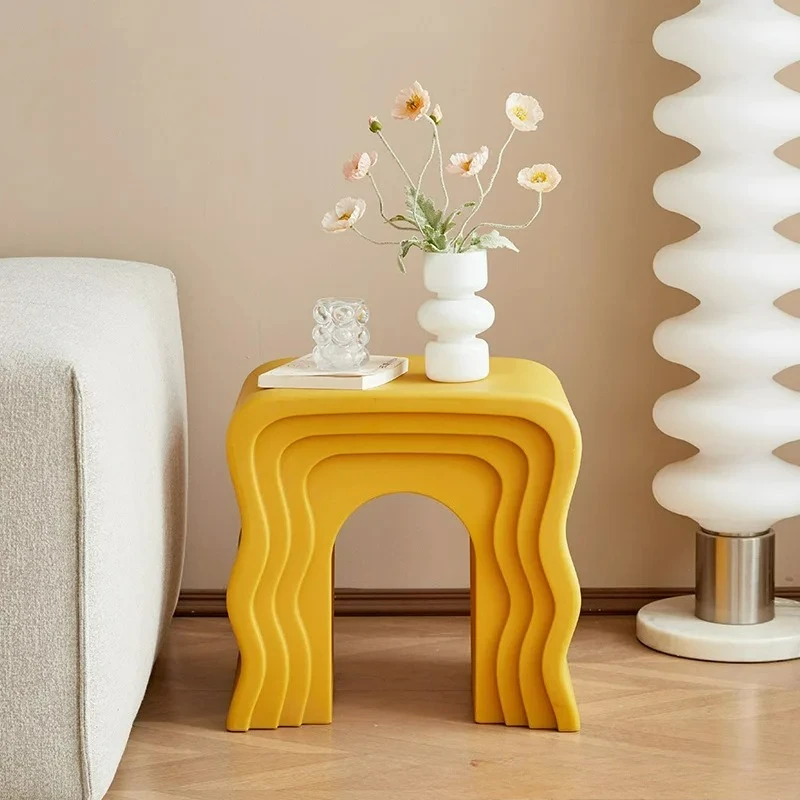 Mesa de centro pequeña con ondas creativas, sofá para sala de estar junto a unos pocos taburetes bajos de diseño Cream Wind Cafe A391