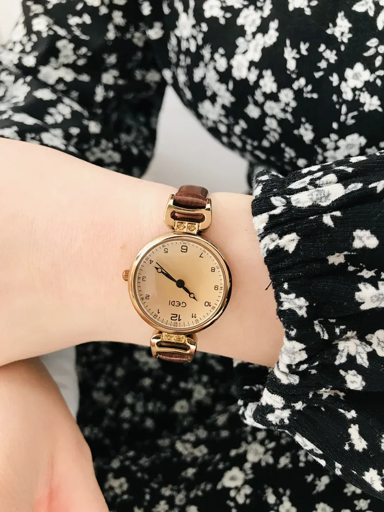 Luxury women's watch, 2026 new model, small brown watch, vintage, artistic, simple and elegant digital ladies' wristwatch.