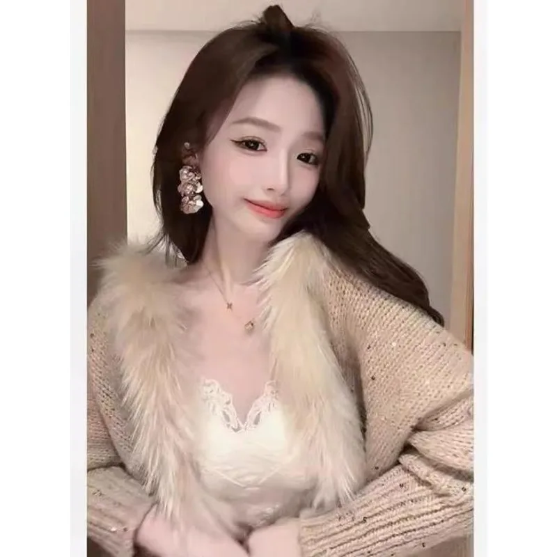 Una giacca maglione ampia e morbida stile ritorno sul retro Autunno e inverno Nuovo design con cardigan lavorato a maglia con collo in pelliccia con paillettes per donna