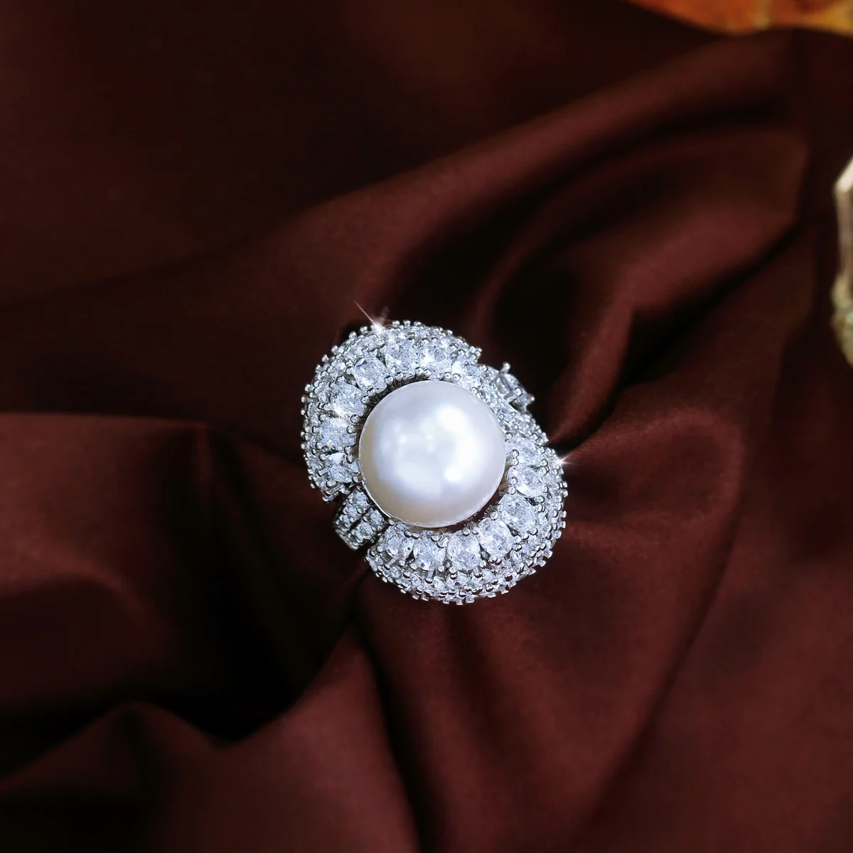 Pera Wunderschöner glänzender Zirkonia-Ring mit Imitationsperle im großen Sycee-Design, verstellbarer offener Ring für Damen, Hochzeit, Bankett, Schmuck 122 – Detail 11