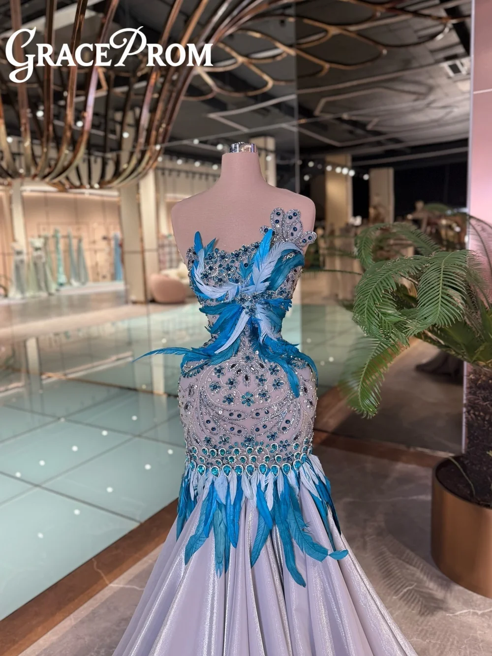 Luxuoso vestido de noite de cristal gracioso vestido de noite de penas 2026 elegante sereia até o chão vestido de festa personalizado