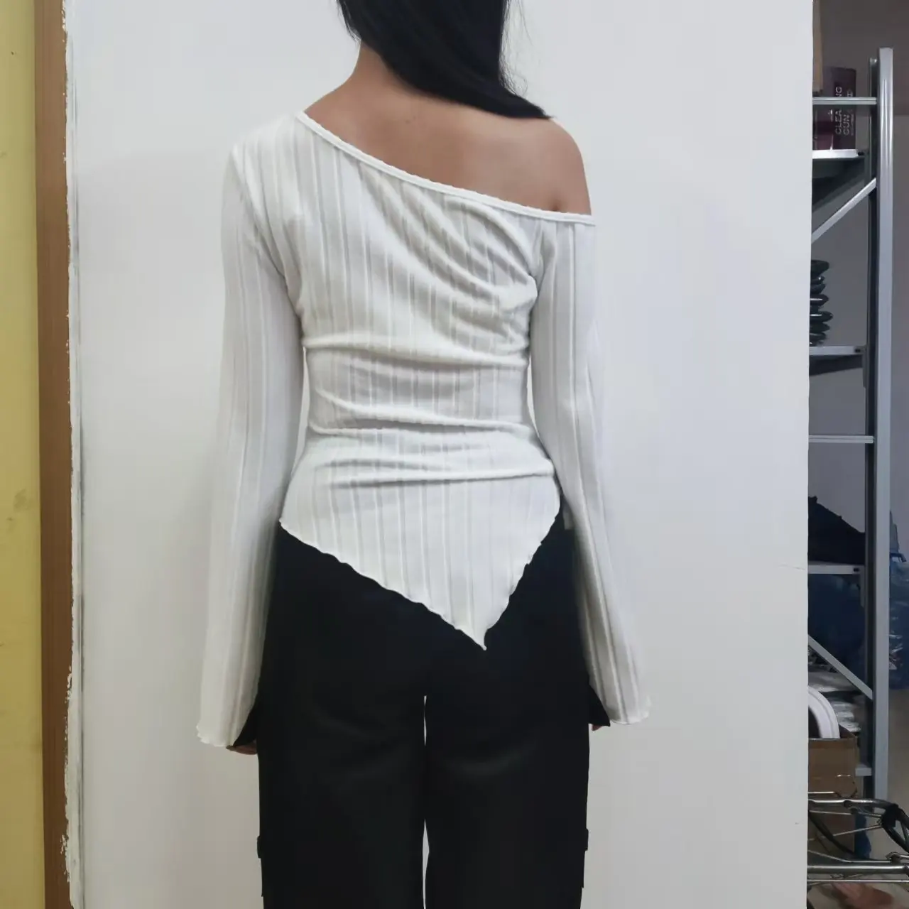 Damen Einfarbiges Schulterfreies Langarm-Shirt mit Asymmetrischem Schnitt, Elegantes Casual Street-Style Top mit Trompetenärmeln – Detail 24