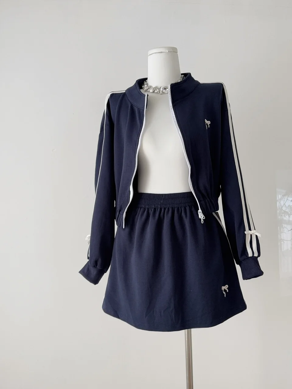 

Спортивная полосатая вышитая свободная посадка с высокой талией, анти-легкая юбка, модный повседневный наряд для молодых женщин