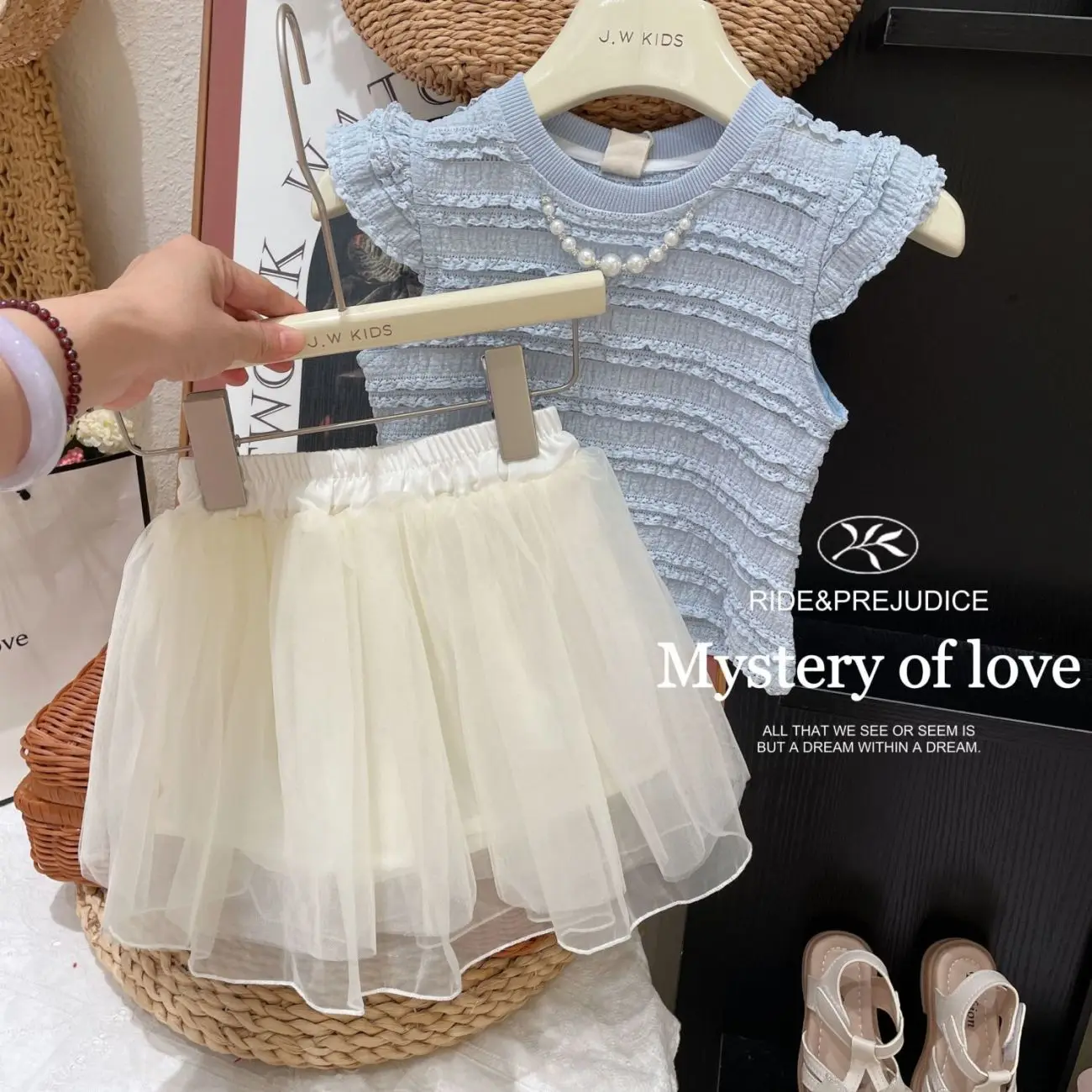 

Summer New Girls' Clothing Set New Children's Lotus Sleeve Pearl Chain Tank Top and Mesh Half body Skirt Pants Set