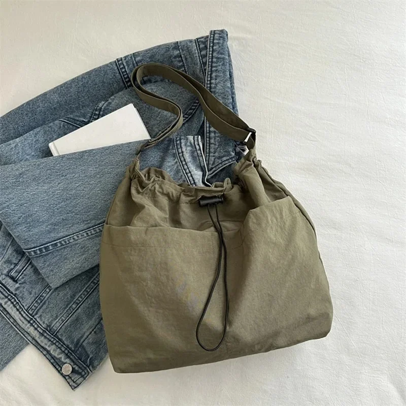 Damen-Schultertasche mit großem Fassungsvermögen, leichte Sommer-Umhängetasche, minimalistische Tragetasche, vielseitiges Modeaccessoire.