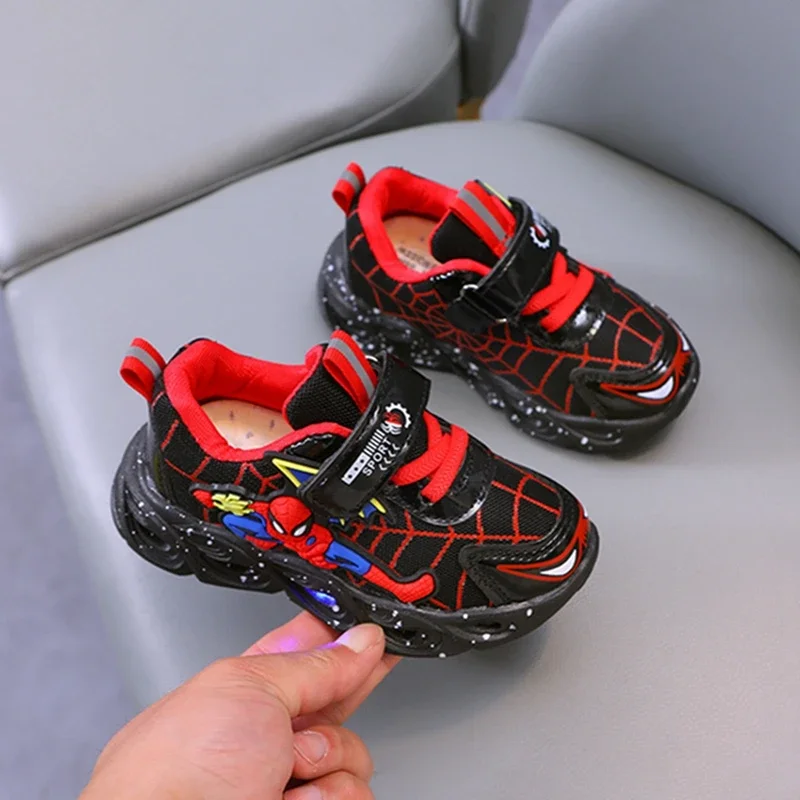 Zapatos luminosos con luz Led para niños y niñas, zapatillas informales de dibujos animados, Spiderman, deportivas para correr, primavera y otoño, novedad