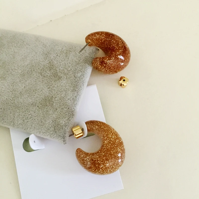 

Матовые серьги-гвоздики из смолы в стиле гео-панк