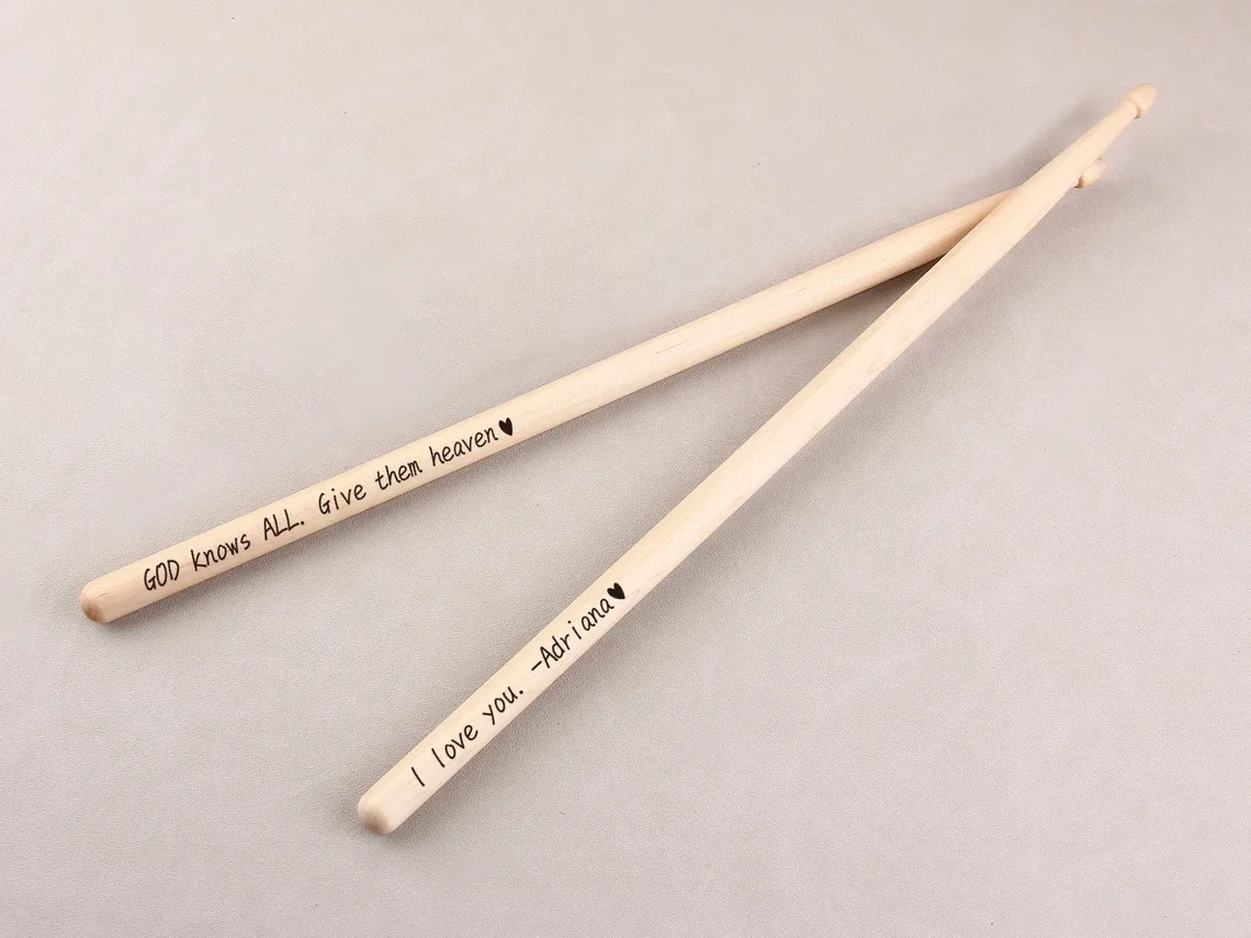 パーソナライズされた彫刻入り木製5Aドラムスティック、ドラマ - Drum Stick 5A のレビューと価格