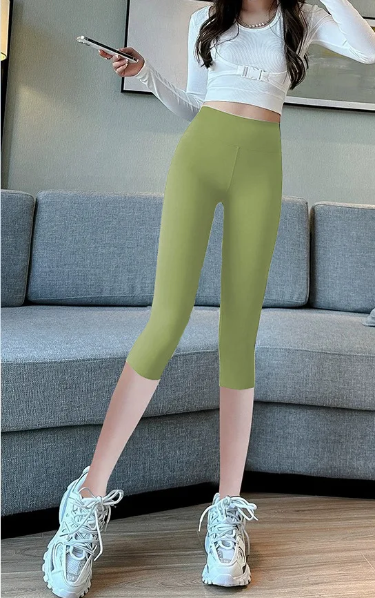 Damskie legginsy z nadrukiem, świąteczne, ocieplane, z podszewką, barwione, dopasowane, dopaminowe kolory, wysokiej jakości spodnie, wysoka estetyka i szyk.