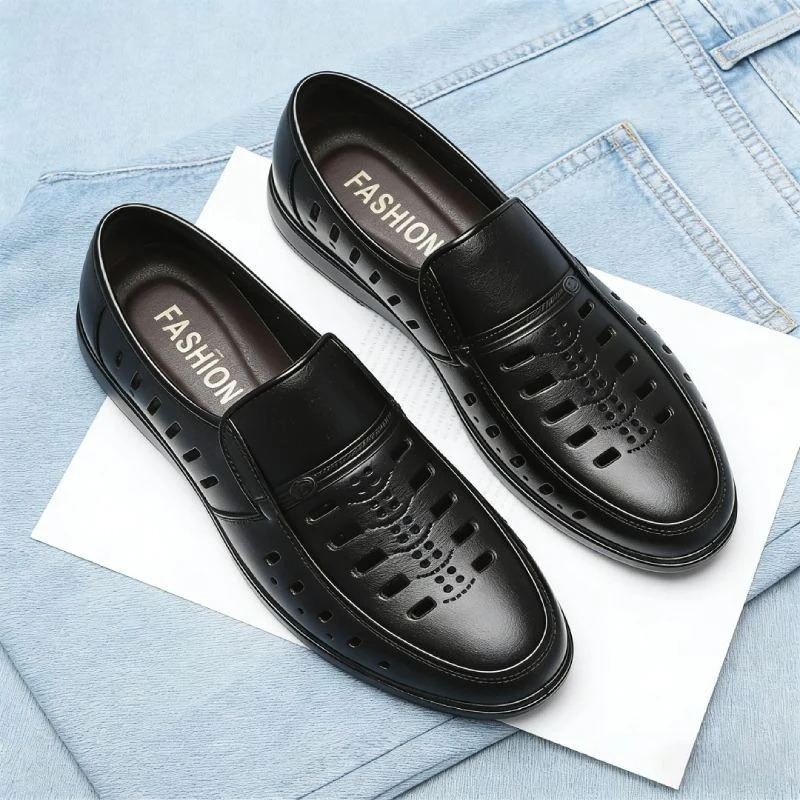 

2026 New Casual Men's Sandals Soft Leather Flat Bottomed Shoes Hollow Breathable Summer Business Casual Shoes Men's Hole Shoes