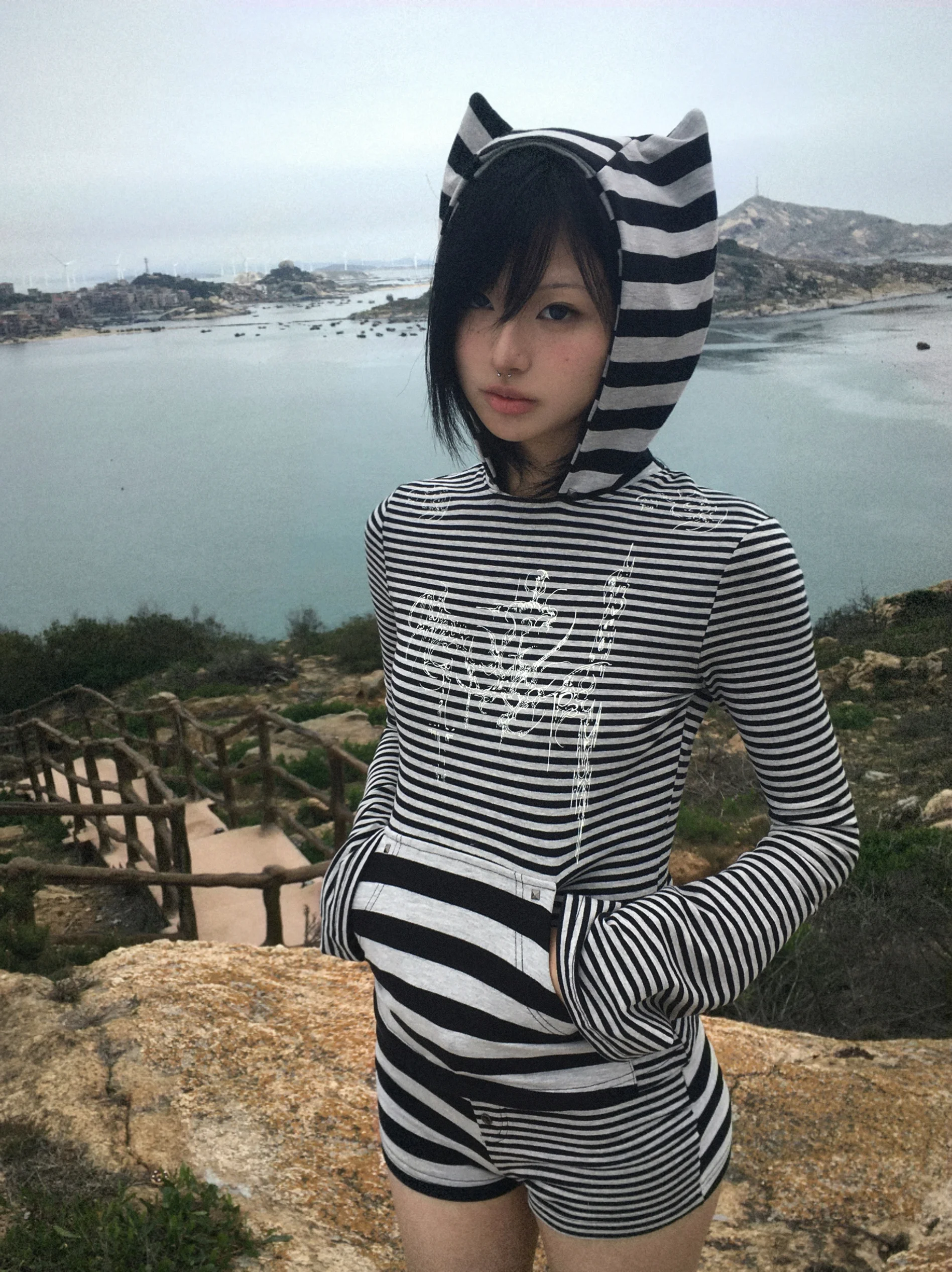 

Худи Noname Space Cotton Elastic с пэчворком, полосатым принтом, расклешенными длинными рукавами, для повседневной носки, приталенный крой