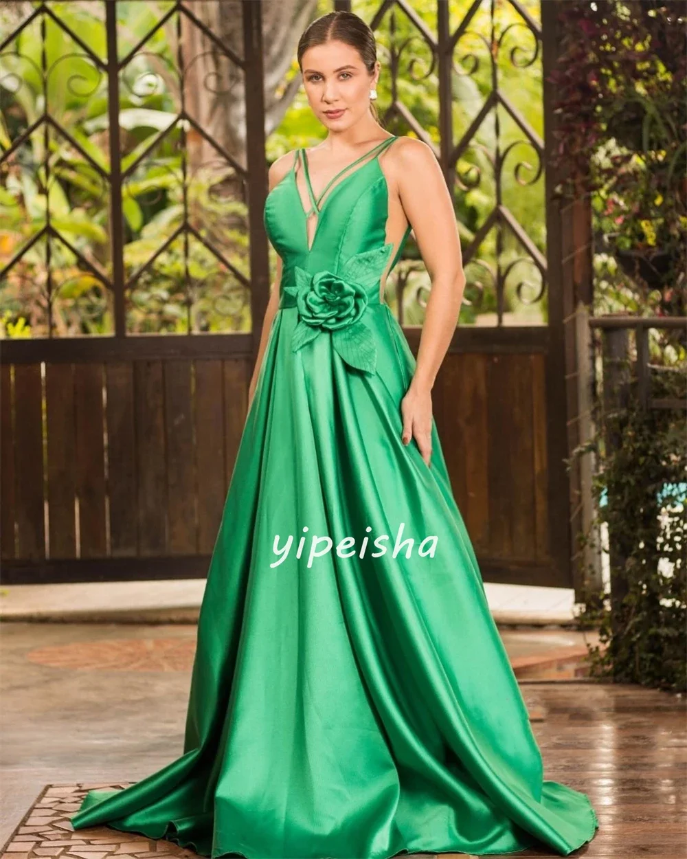 Satin Flower Ruched Evening Gown, A Linha V-Neck, Ocasião sob medida, Vestidos longos