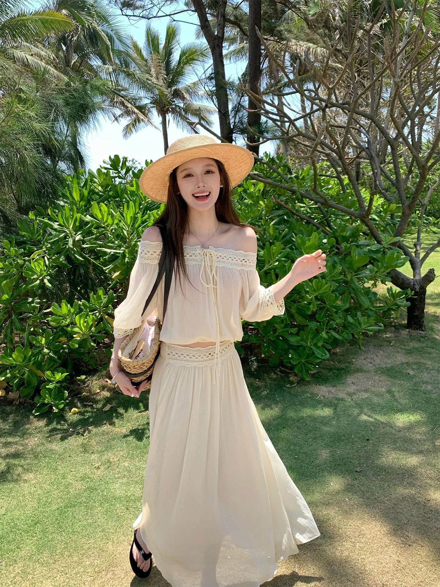 

Модный комплект в богемном стиле: женский топ из шифона с кружевной отделкой и юбка с высокой талией, короткий рукав, на одно плечо, летний.