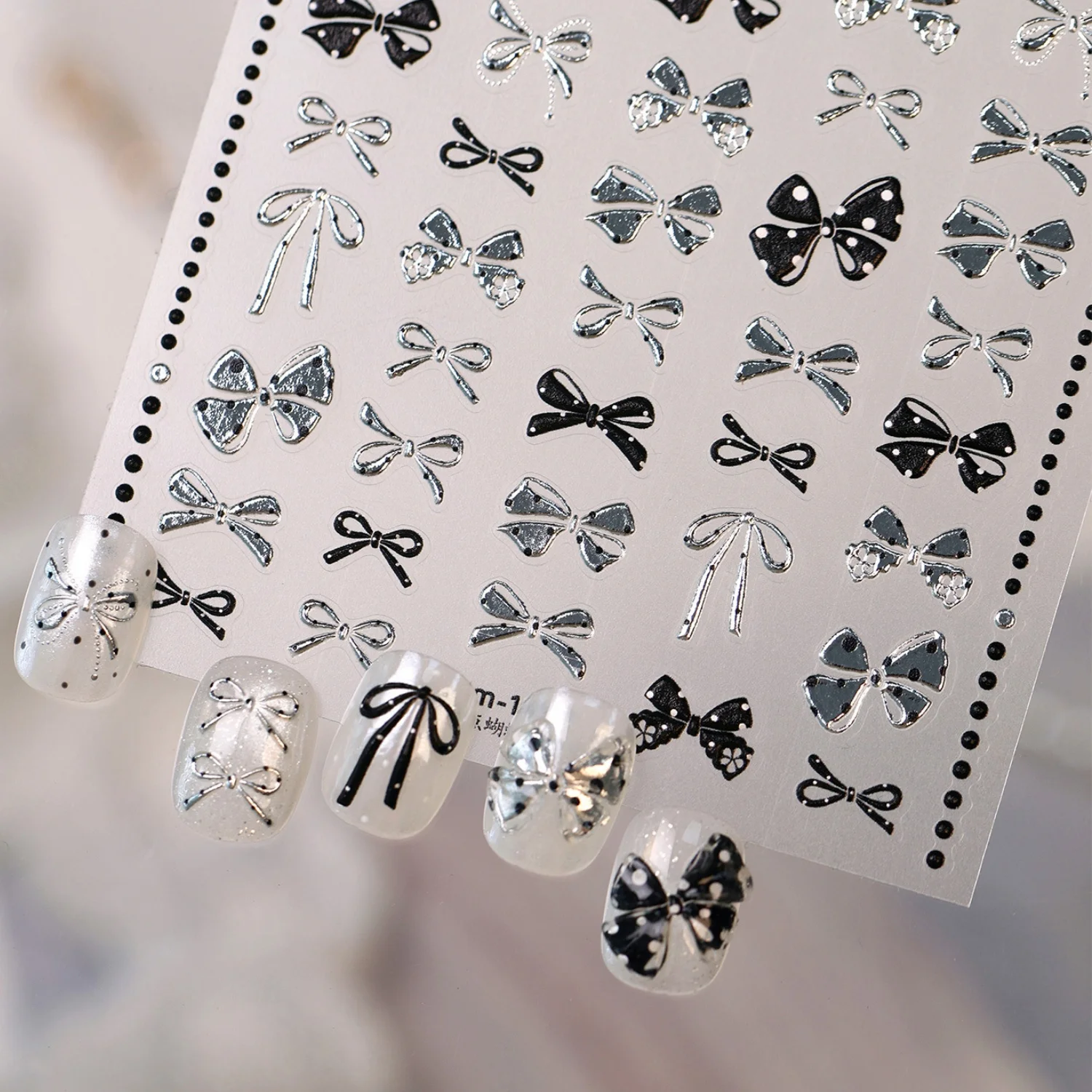 5D Schwarz-Weiß Gepunktete Schleifen-Nagelaufkleber Silber Erhabene Metall-Y2K-Schleifenknoten-Nagelkunst-Sticker Selbstklebende Maniküre-Accessoires