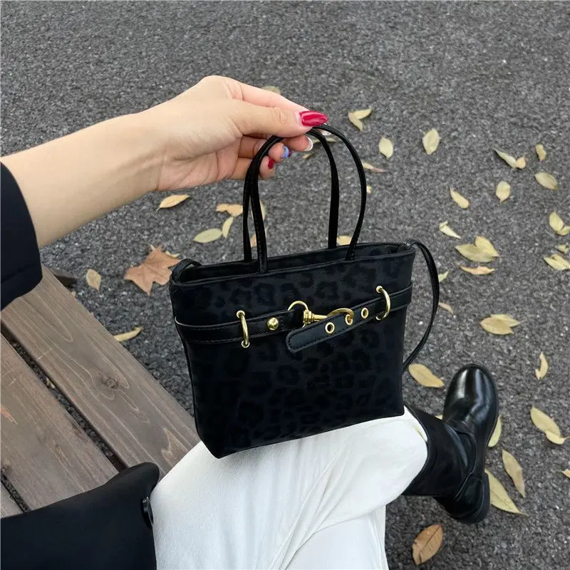 

Retro Hot Girl Leopard Print Handheld Bucket Bag Women Belt Decor Large Capacity Shoulder Bag Ladies Casual Luxury Crossbody Bag