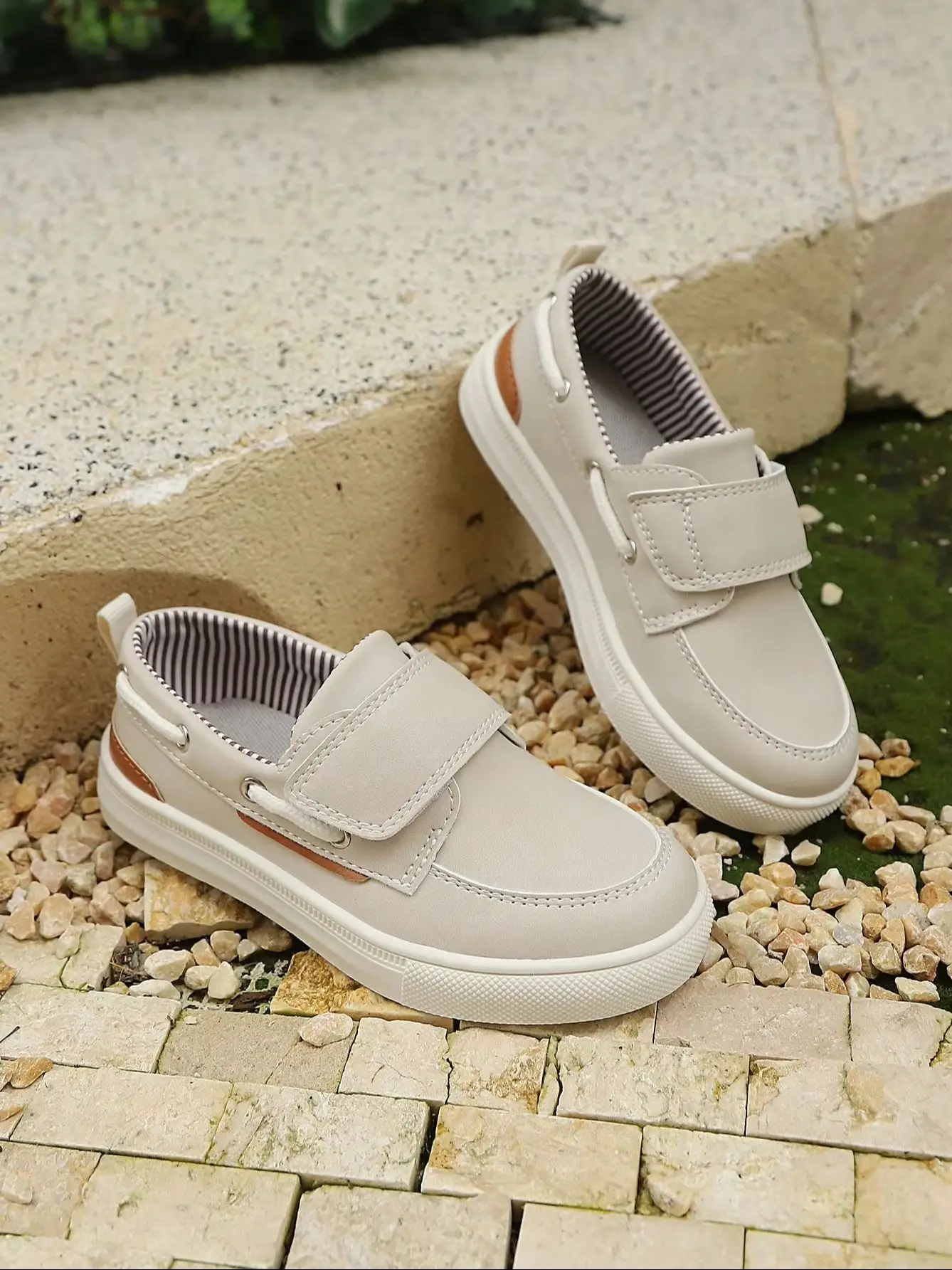 New Kids British Style Casual Loafers. Equipped with Hook-and-Loop Fastener for Easy Self-Dressing by Kids. Non-Slip & Wear-Resi