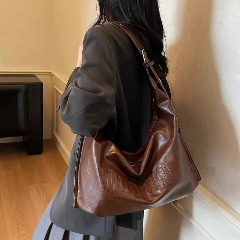 

2025 Spacious Tote Bag, Vintage Shoulder Purse for Women, Luxe Commuter Crossbody, Autumn Day-to-Night Bag, Textured Sling Bag