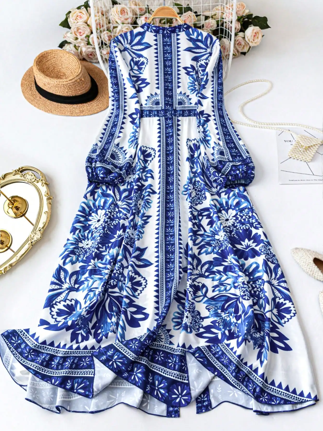 

Элегантное женское платье А-силуэта с V-образным вырезом, длинными рукавами и цветочным принтом