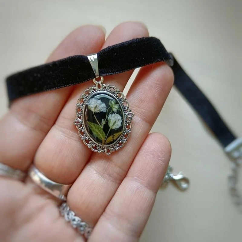 1 Stück Retro Gothic geschnitzte ovale Blumen-Anhänger-Halskette, geeignet für Damen, für den täglichen Gebrauch, Bankett, Party, Schmuck, Geschenke