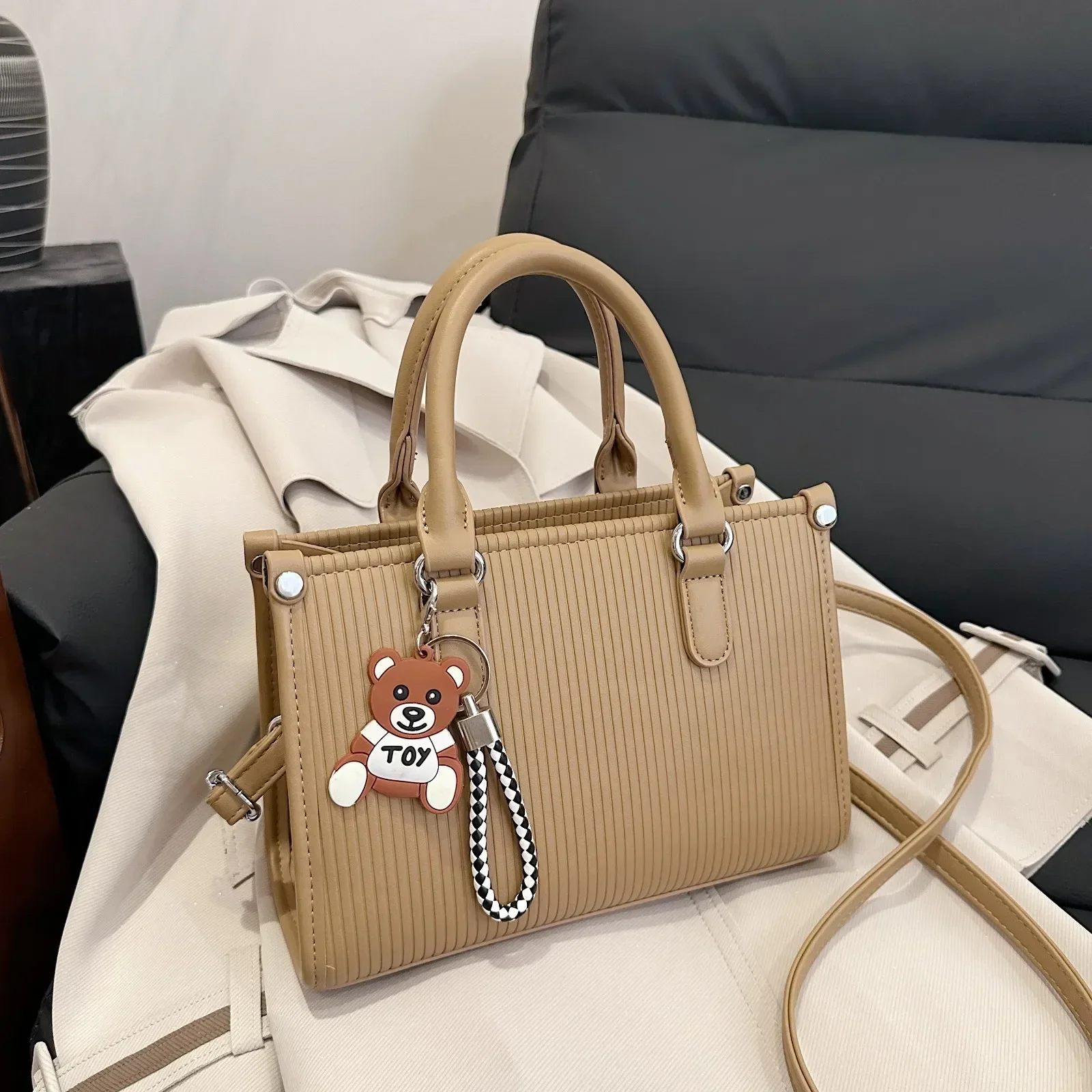 

2025Большая вместительная сумка через плечо с плюшевым мишкой — милый плюшевый дизайн, через плечо/ручная, модная незаменимая