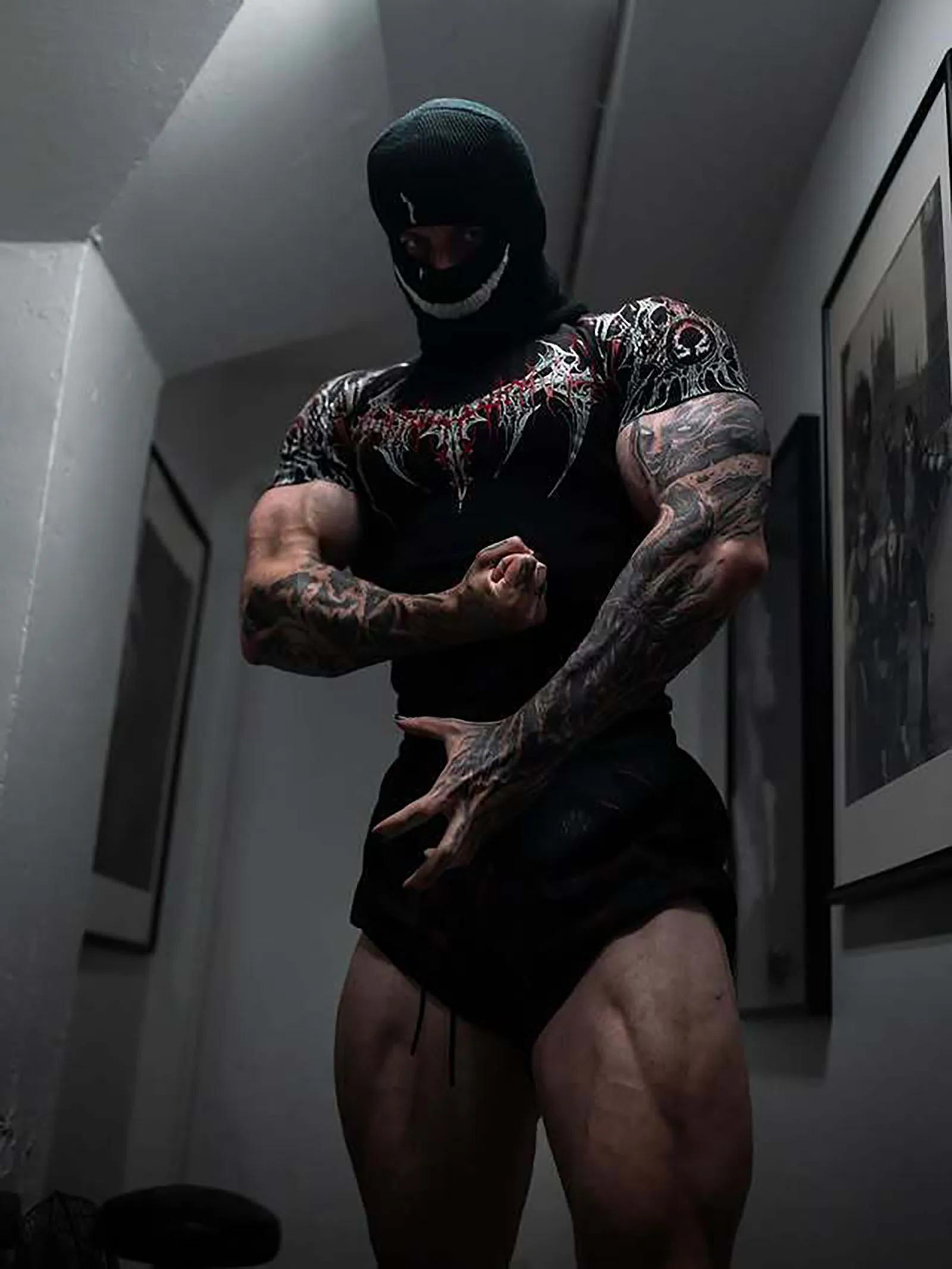 تي شيرت رياضي للرجال مطبوع عليه قوطي داكن تي شيرت عضلات عالي المرونة وسريع الجفاف للتدريب على كمال الأجسام صيف 2025