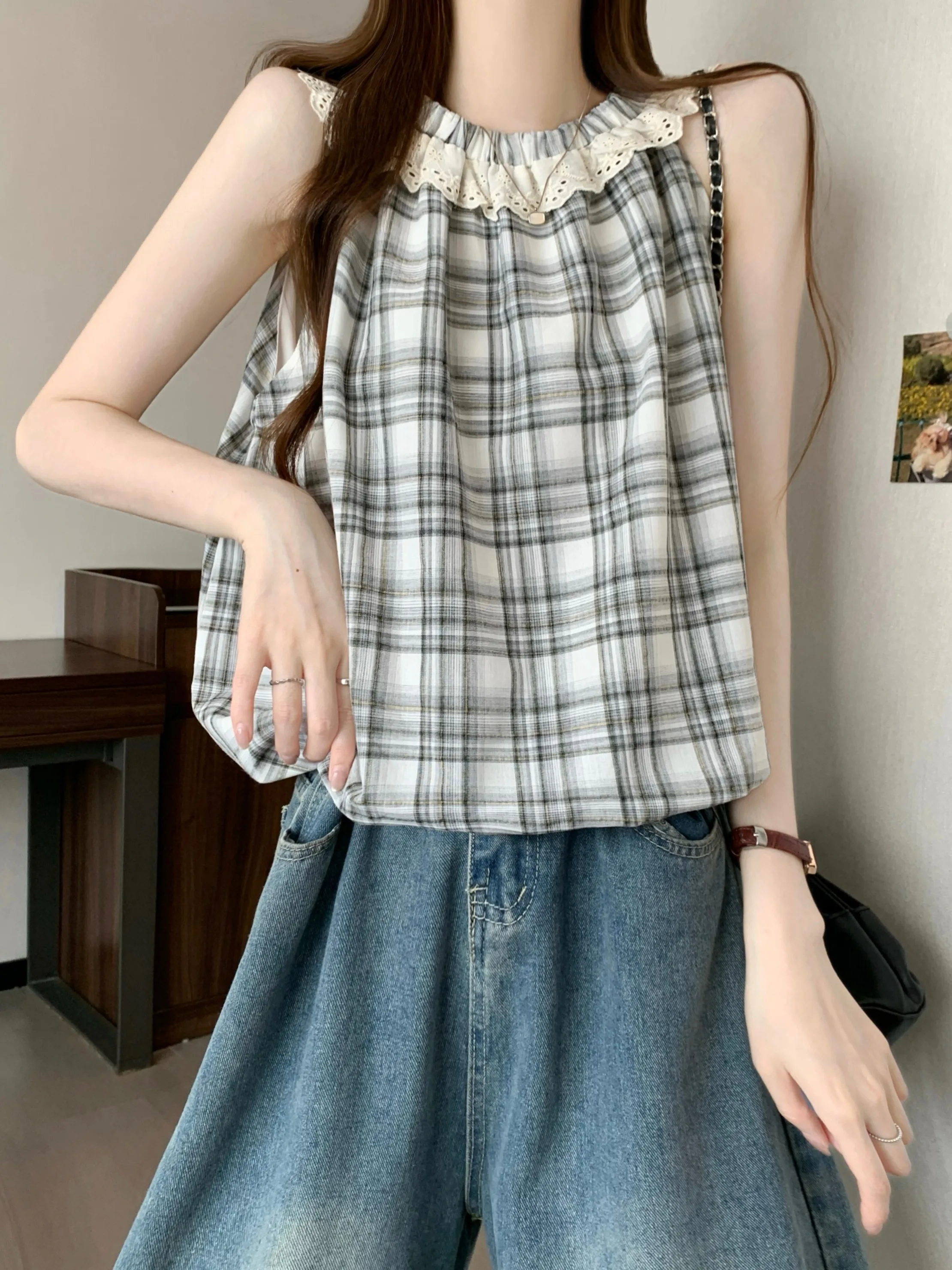

Summer Plaid Lace Trim Sleeveless Shirt for Girls Beautiful Anti Aging Flower Bud Top Design Sense Fashionable Polyester Fiber