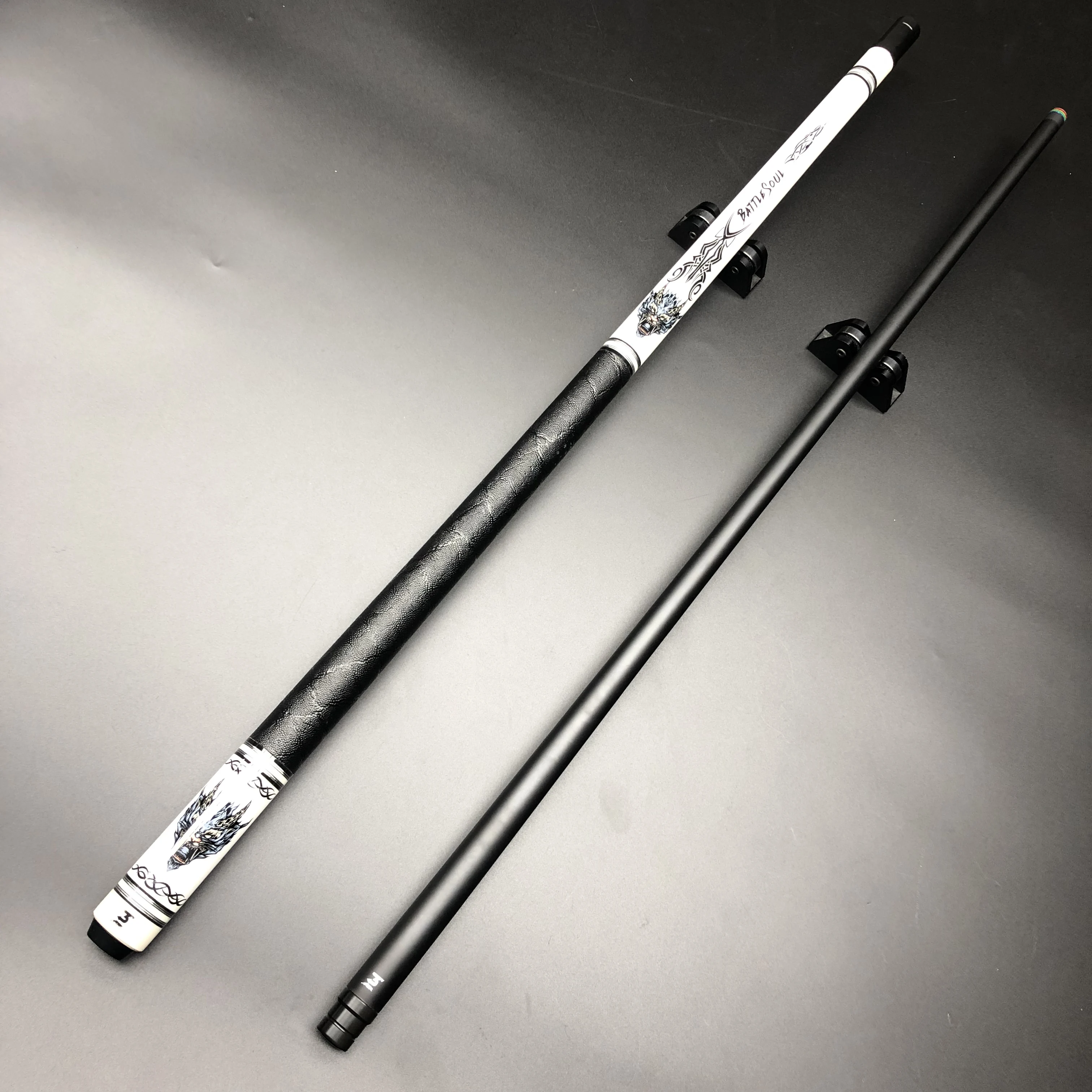 

Высококачественный кий для бильярда: карбоновый ствол, многослойный наконечник 13 мм, ферруль XTC и черно-золотое соединение с удлинителем