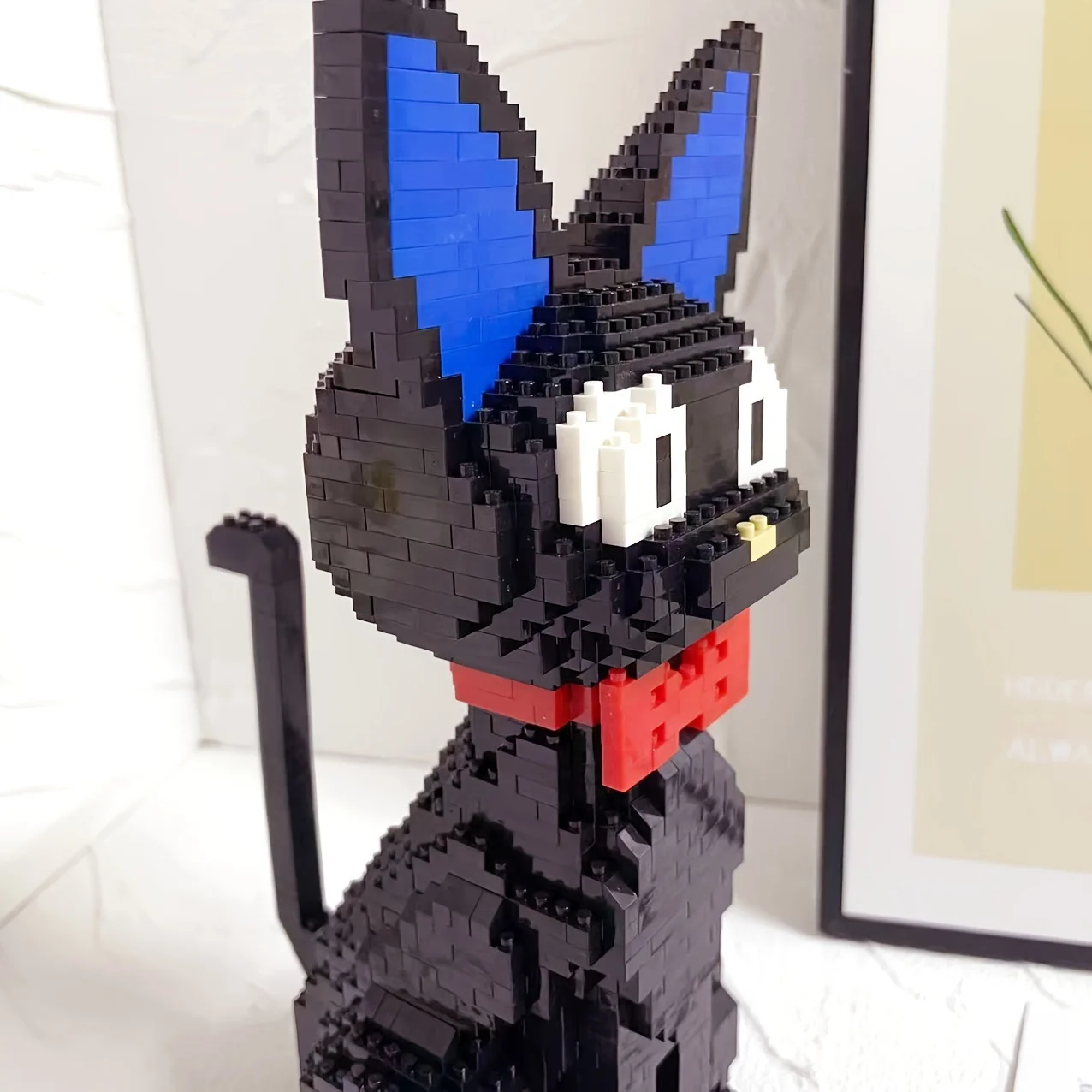 Klocki konstrukcyjne Czarny Kot. Urocza mała czarna figurka kota na biurko. Klocki konstrukcyjne czarny kot. Prezenty festiwalowe.