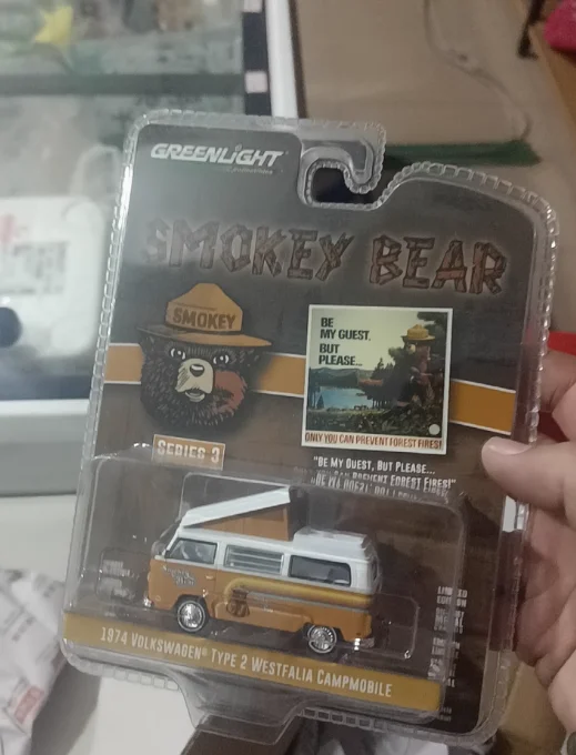 

1:64 Smoked Bear 3-1974 Volkswagen T2 Westfalia Camper - Preventing Forest Fires Advanced Collection Ornament Car Models