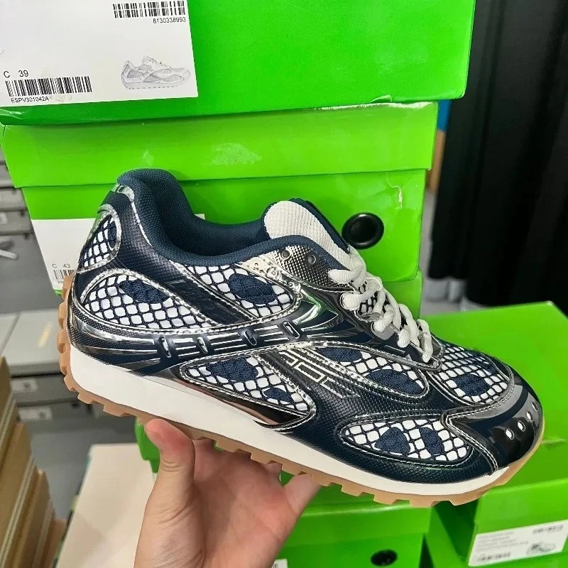 Modellen van trendy hardloopschoenen, comfortabele en lichte sportschoenen voor heren en dames