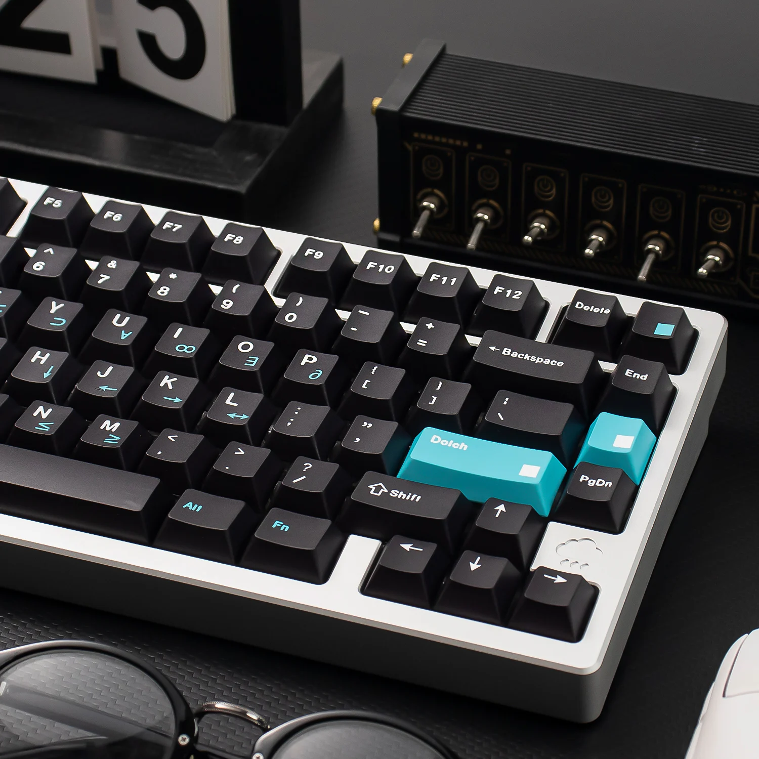คีย์แคปธีม DOLCH 129 ปุ่ม โปรไฟล์ Cherry พิมพ์ลายด้วยเทคนิค Five Side Dye-Sublimation บนวัสดุ PBT สีดำแบบกำหนดเอง สำหรับสวิตช์ MX คีย์บอร์ดแบบกลไก