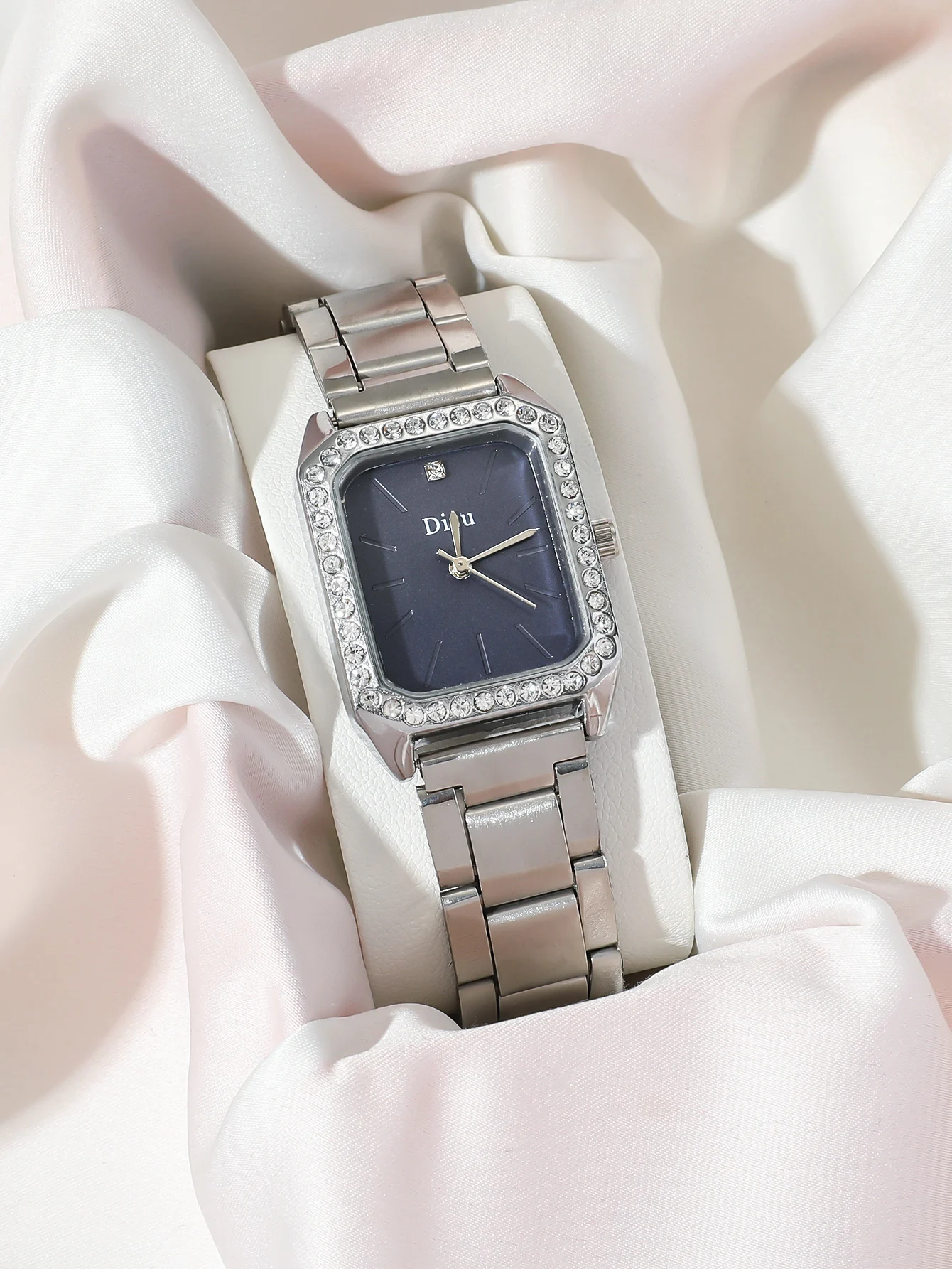 A Women\'s Fashion Classic Stainless Steel Watch With Square Diamond Watch. Can Be Used In Daily Life