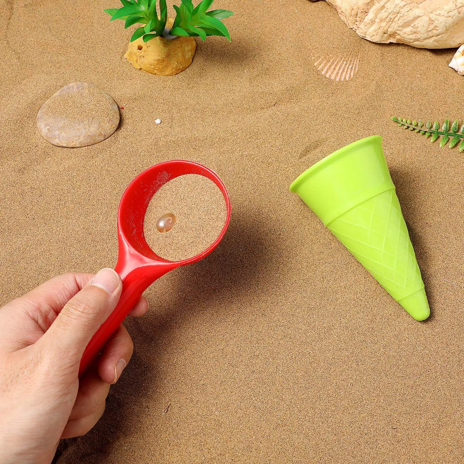 

Набор для пляжа для детей: 1 совок, 5 рожков для мороженого, 1 ложка. Безопасный пластиковый набор для игр с песком на открытом воздухе. Игрушки для детей: совок и стаканчики для мороженого.