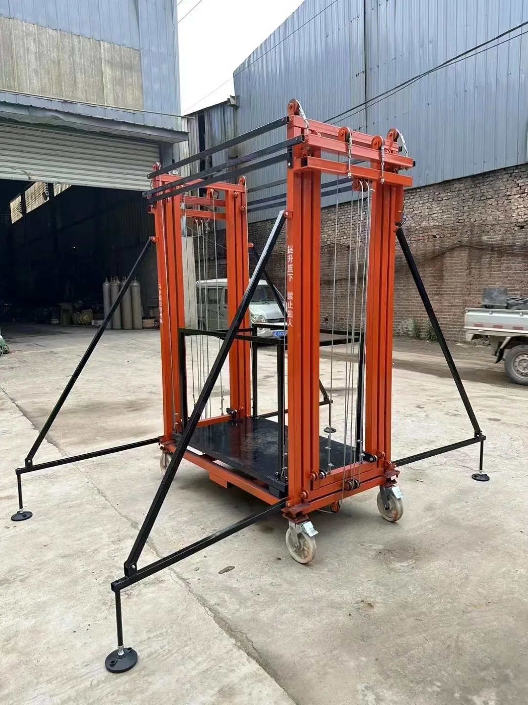 4m 6m Escadas de elevação elétricas móveis Plataformas de trabalho de elevador de andaime para construção de edifícios internos e externos