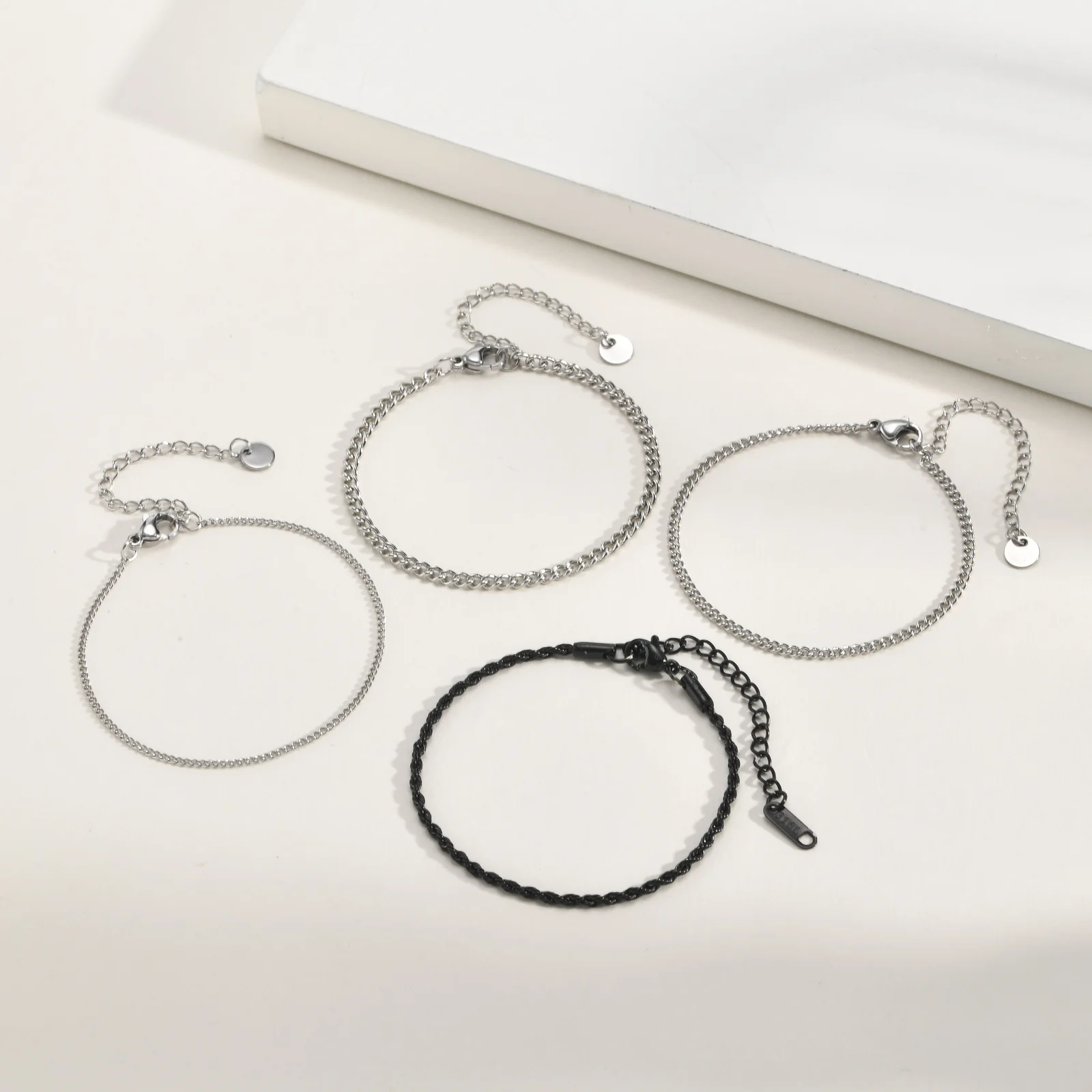 4-teiliges Kettenarmband-Set für Männer und Frauen, Edelstahl Gedrehte Seil-Kubanische Kette Armband, Hip-Hop Minimalistischer Schmuck Geschenk – Detail 2