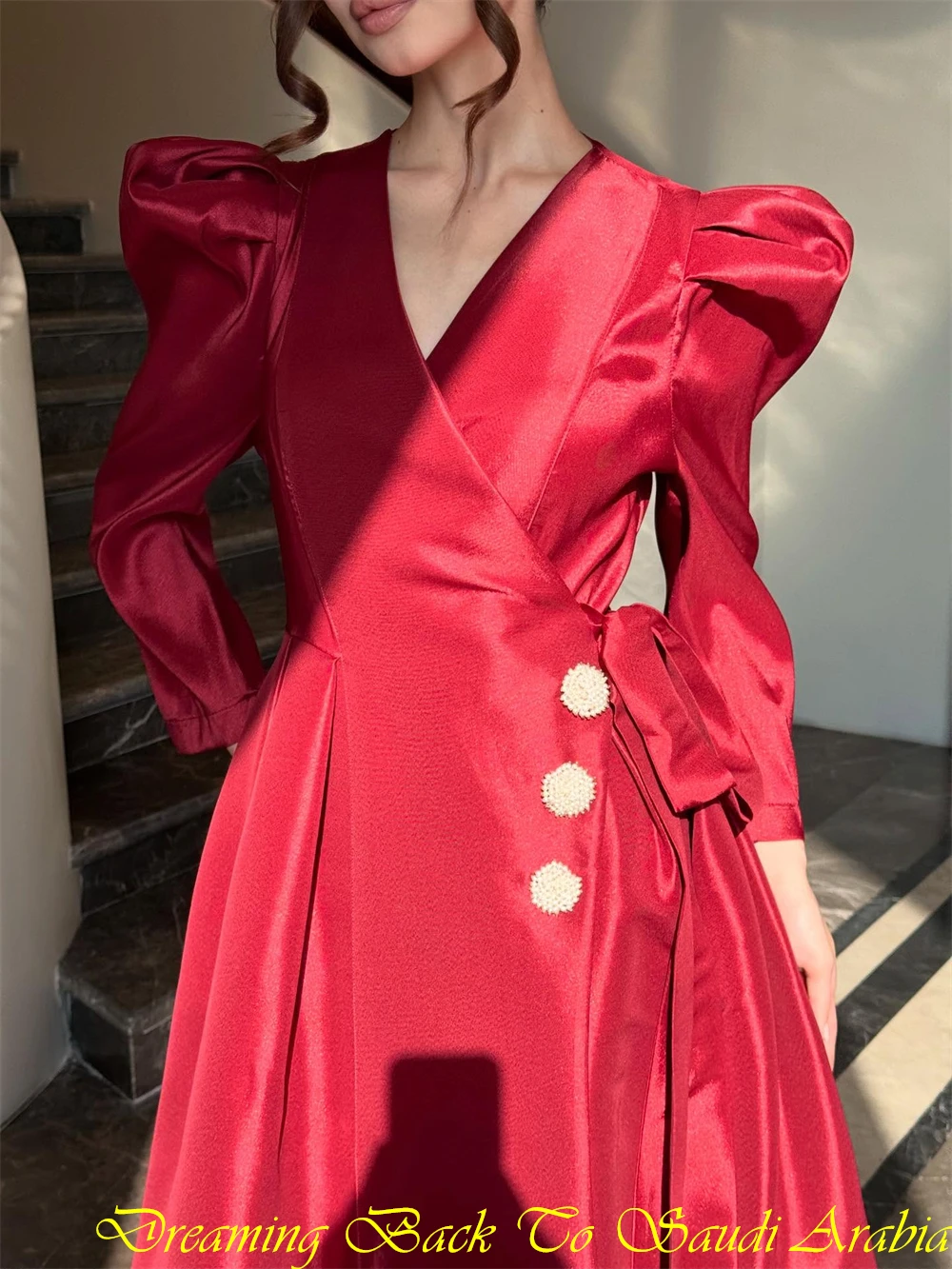 맞춤형 클래식 레드 새틴 이브닝 드레스 포멀 브이넥 긴 소매 셀러브리티 가운 소프트 A라인 스윕 트레인 홈커밍 드레스