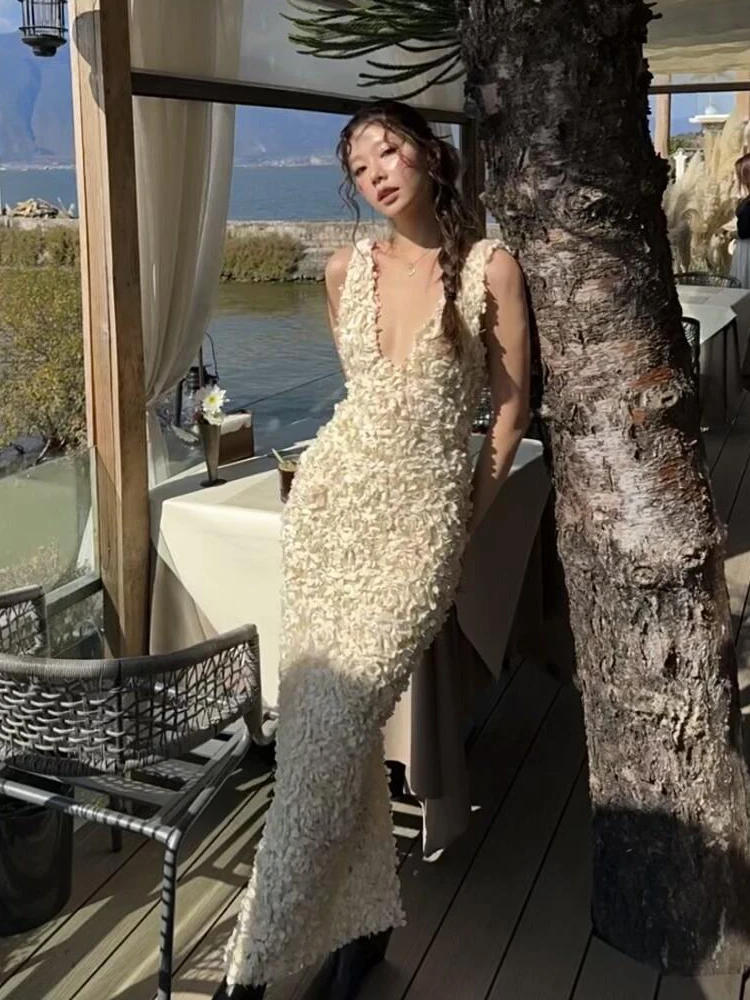 ReddaChic 여성 질감 탱크 이브닝 드레스 3D 꽃 장식 딥 브이 넥 Fishtail Bodycon 맥시 롱 드레스 로맨틱 공식 의류