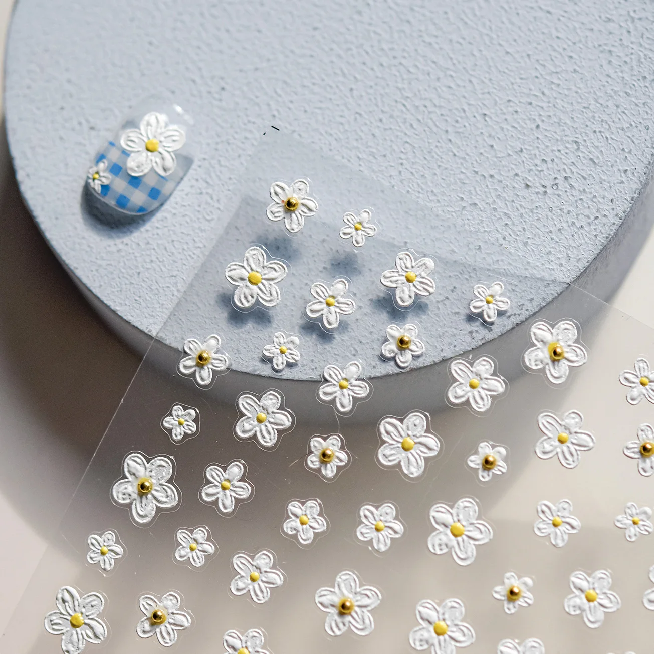 Weiße Gänseblümchen-Blume, goldene Perlen, selbstklebend, 5D-Blütenblatt, gelber Staubblatt, Garten-Nagelkunst-Aufkleber, zarte Strass-Maniküre-Abziehbilder
