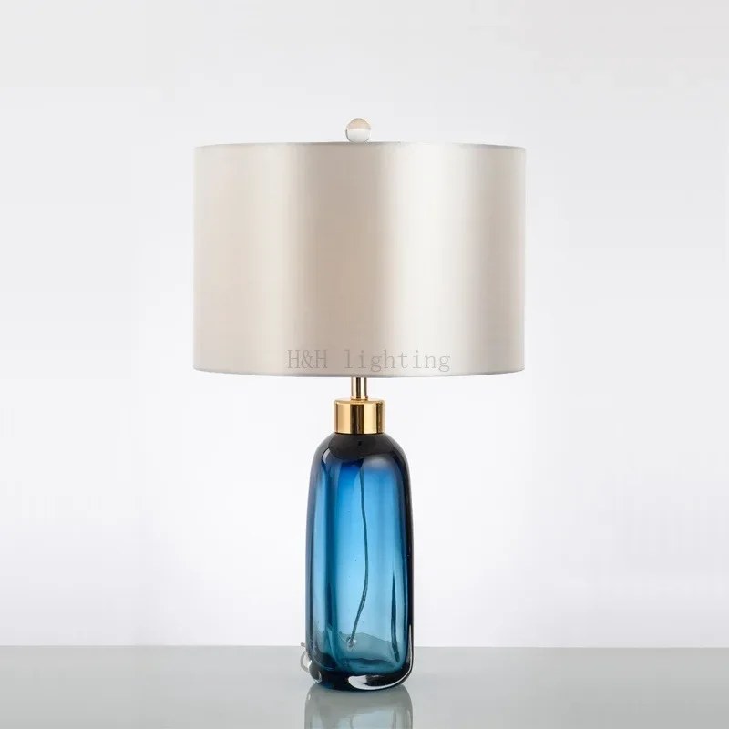 Semplice e moderna, lampada da comodino per camera da letto, lampada da scrivania creativa