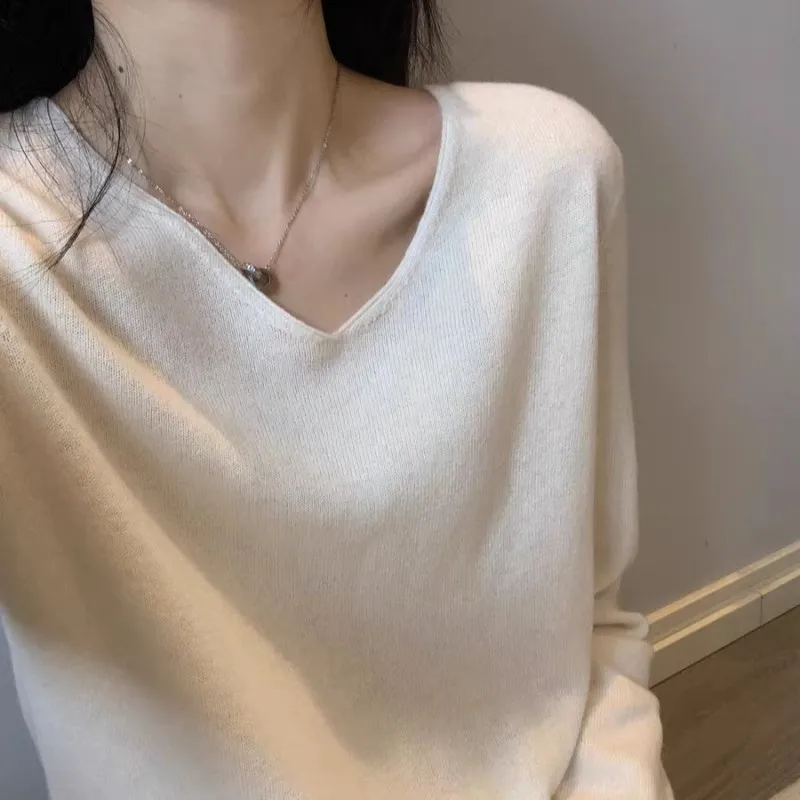 เสื้อสเวตเตอร์แคชเมียร์คอวีทรงหรูหราสำหรับผู้หญิง ฤดูใบไม้ร่วงและฤดูหนาว ทรงหลวมและนุ่ม พร้อมเนื้อผ้าถักจากขนสัตว์ที่หนาขึ้น