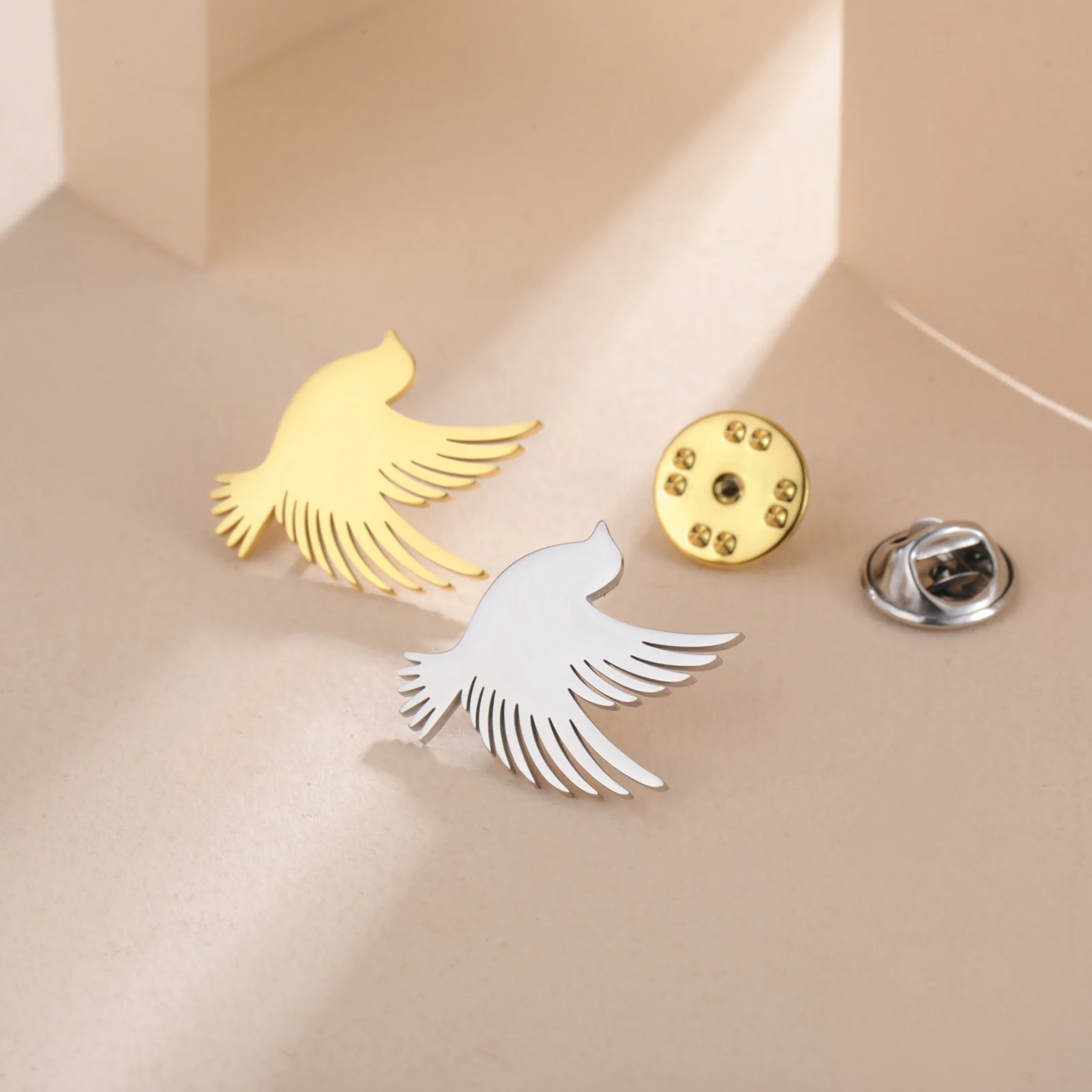 Skyrim Friedenstaube Brosche für Frauen Männer Edelstahl Gold Farbe Vogel Tier Hemd Anzug Abzeichen Pin Zubehör Geschenk Großhandel