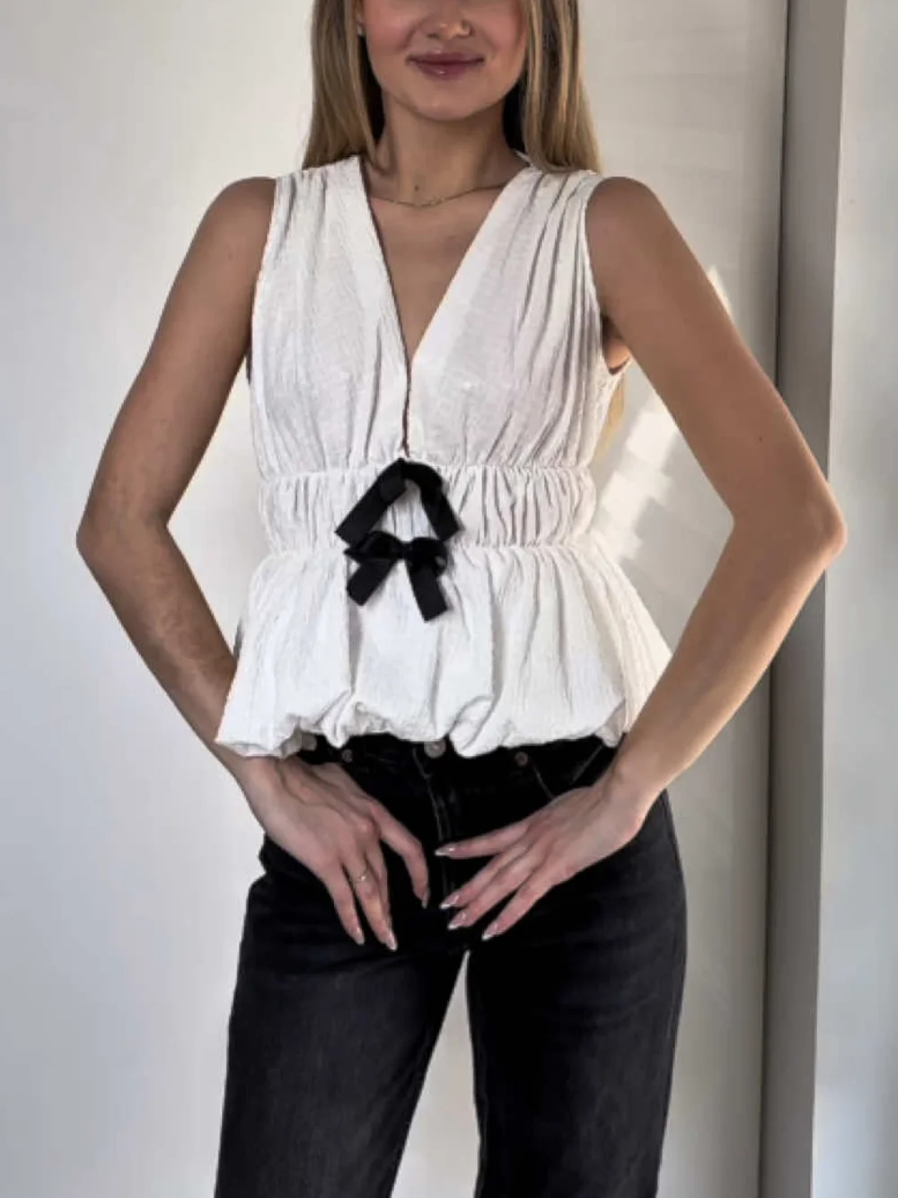 Autunno da donna nuovo semplice scollo a V profondo bordo con fiocco strutturato casual top slim pendolarismo elegante top corto senza maniche in vita elastica