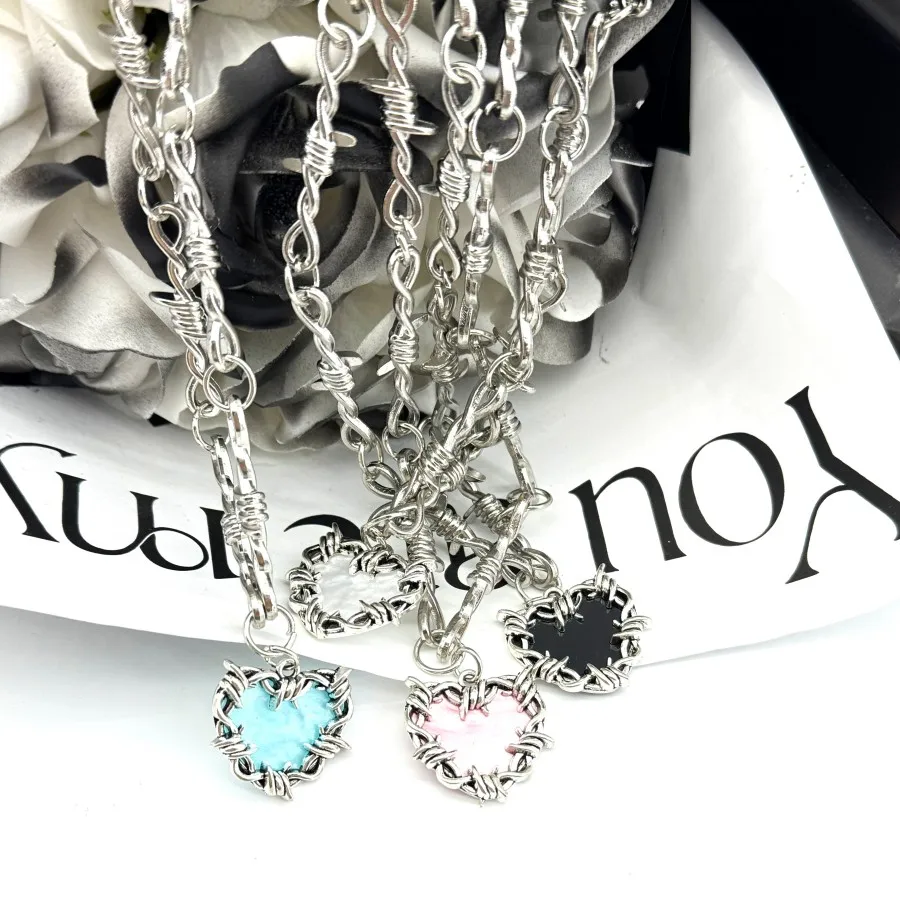 New neutral colored heart-shaped necklace in hip-hop, gothic, hip-hop, punk style with barbed wire and small thorns chain
