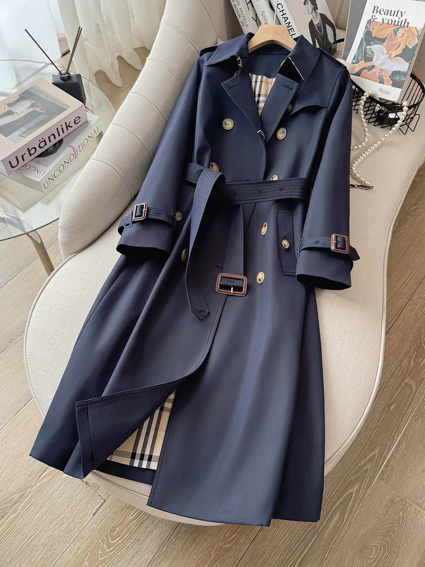 

Элегантное удлиненное пальто приталенного кроя в темно-синем британском стиле для женщин, осенняя коллекция, приталенный силуэт, длина до плеч, двубортное