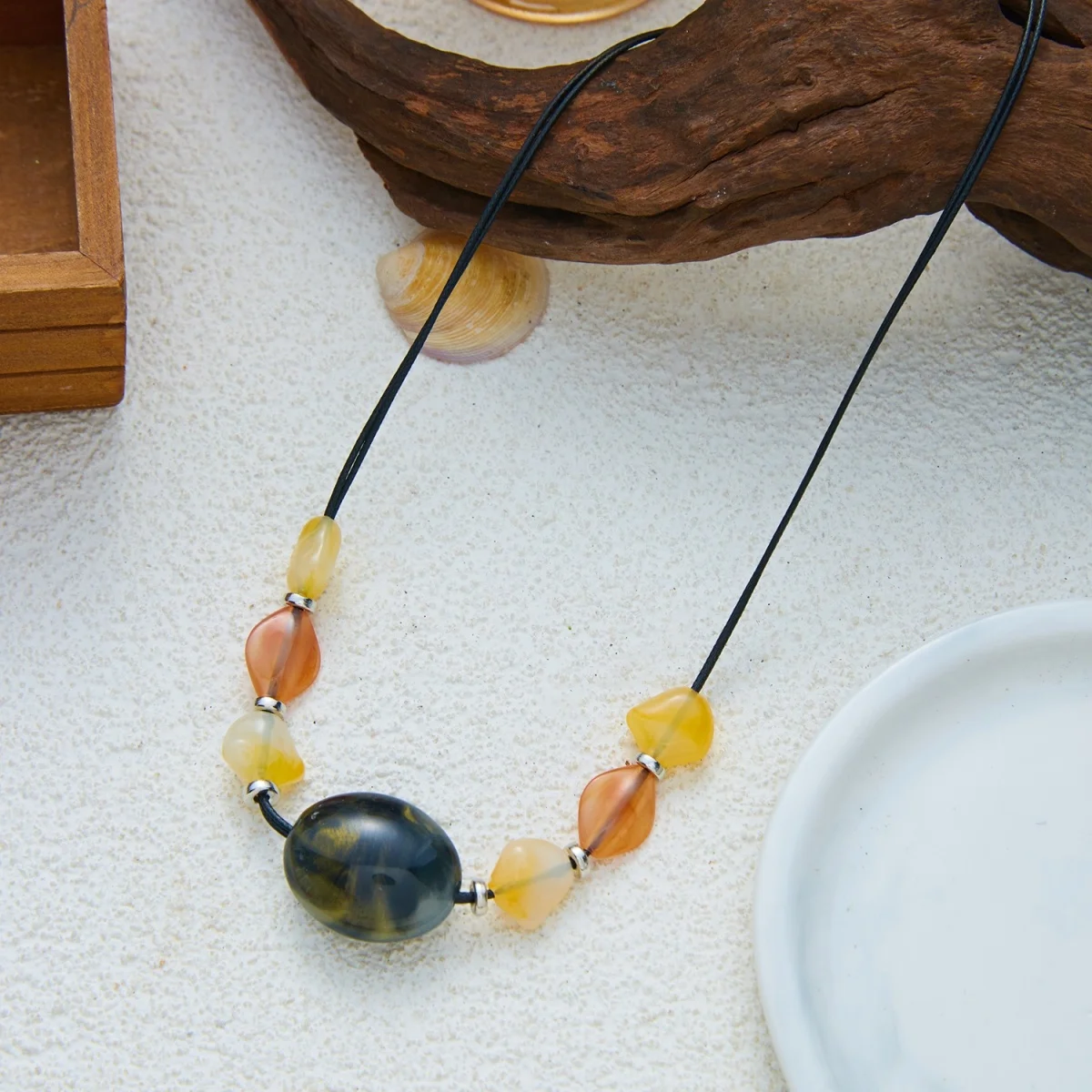 Ästhetische Boho-Halskette mit unregelmäßigen Acrylperlen und schwarzem Seil für Damen und Herren, Retro-Handarbeit, geometrischer Choker, Partyschmuck – Detail 31