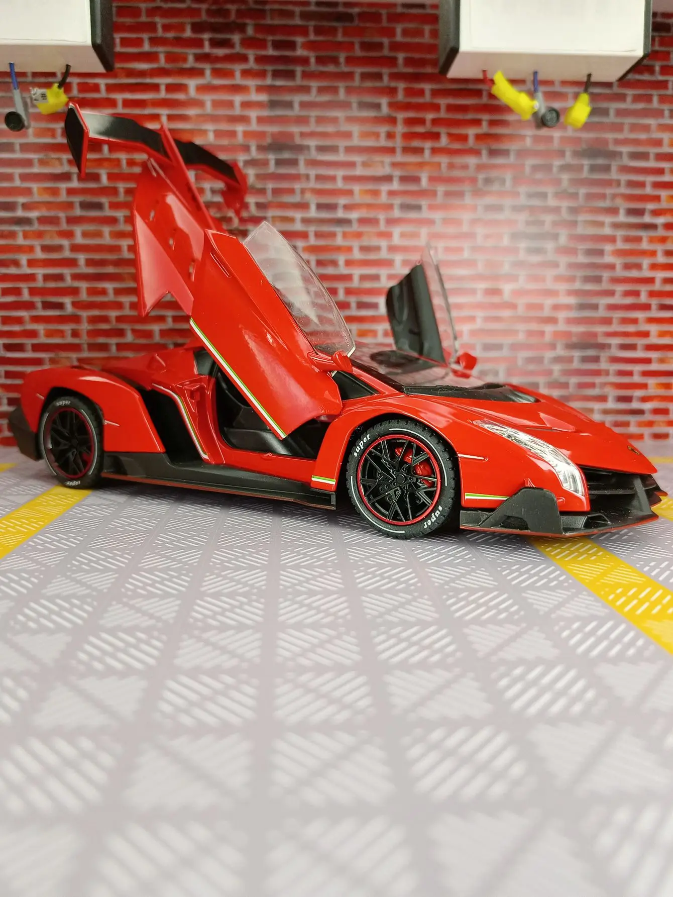 1:24 super sports car alloy car model the doors can be opened has simulated sound and lighting functions good quality
